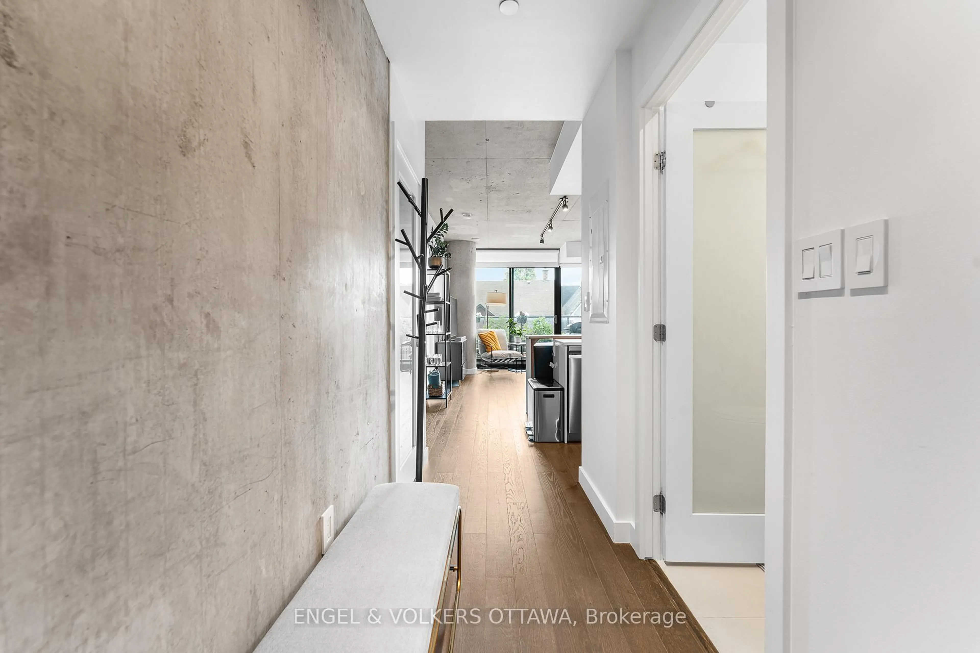 Indoor entryway for 224 Lyon St #303, Ottawa Ontario K1R 0C1