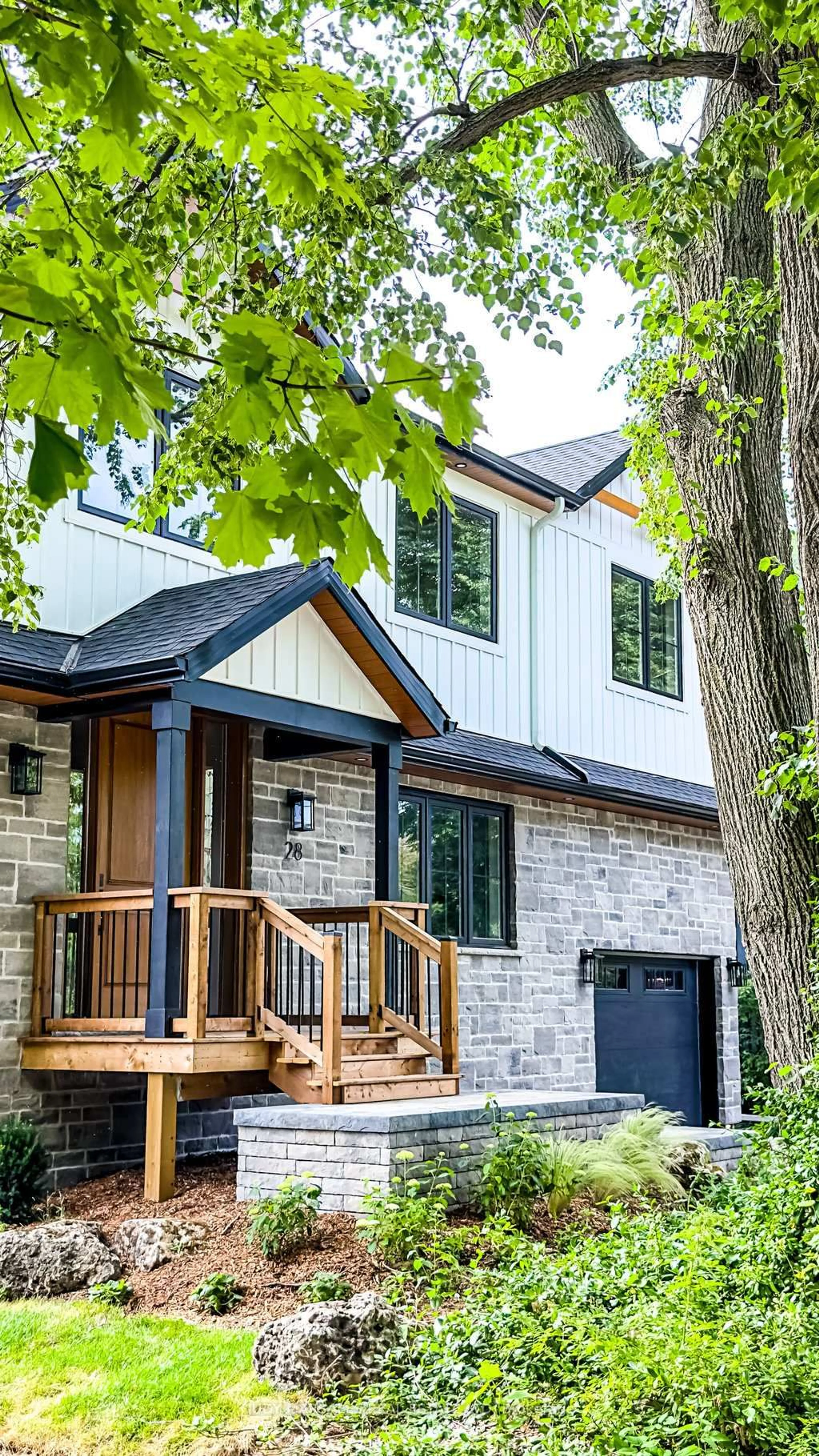 Home with brick exterior material, street for 28 PARKSIDE Ave, Hamilton Ontario L9H 2S7
