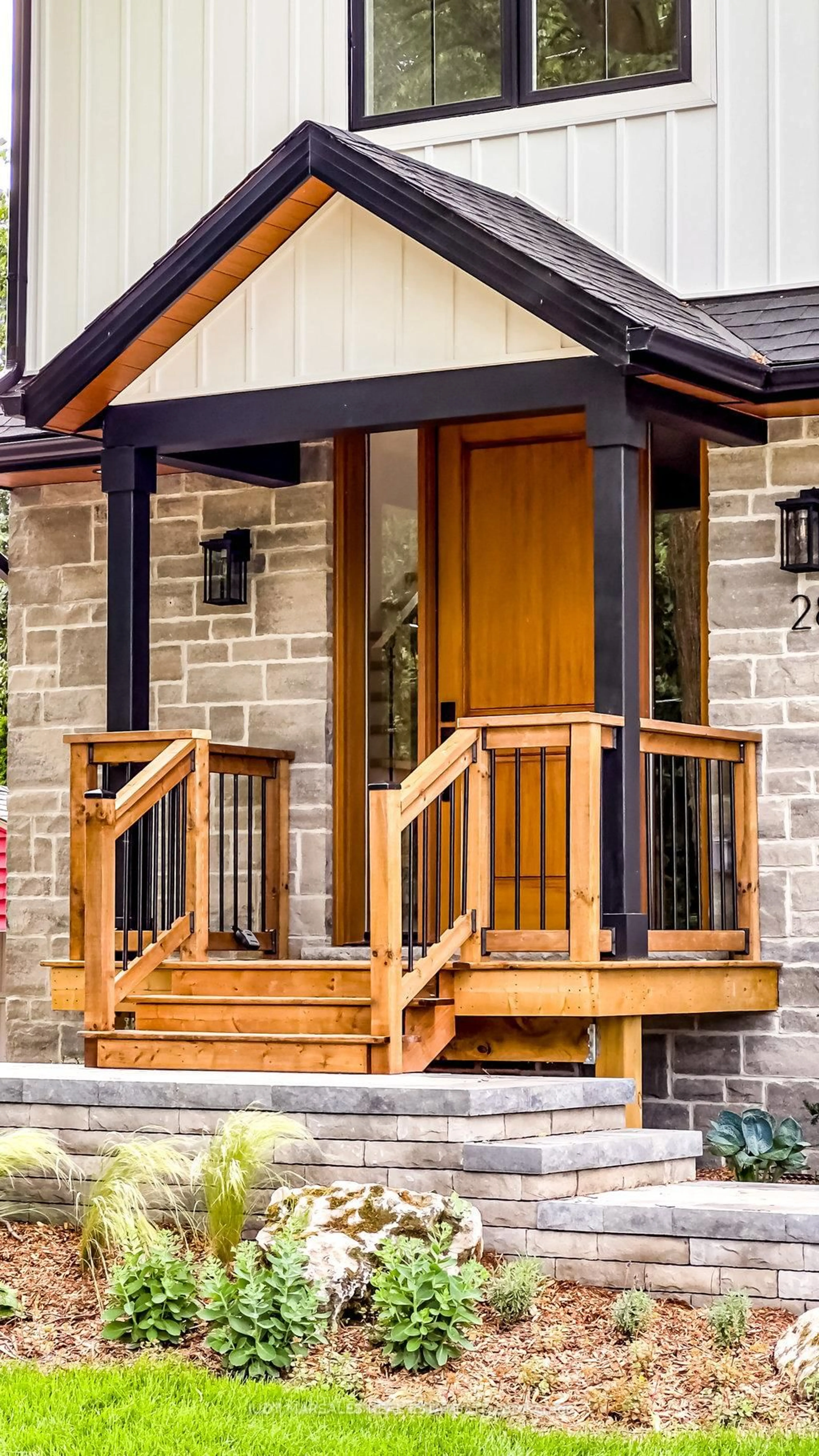 Indoor entryway for 28 PARKSIDE Ave, Hamilton Ontario L9H 2S7