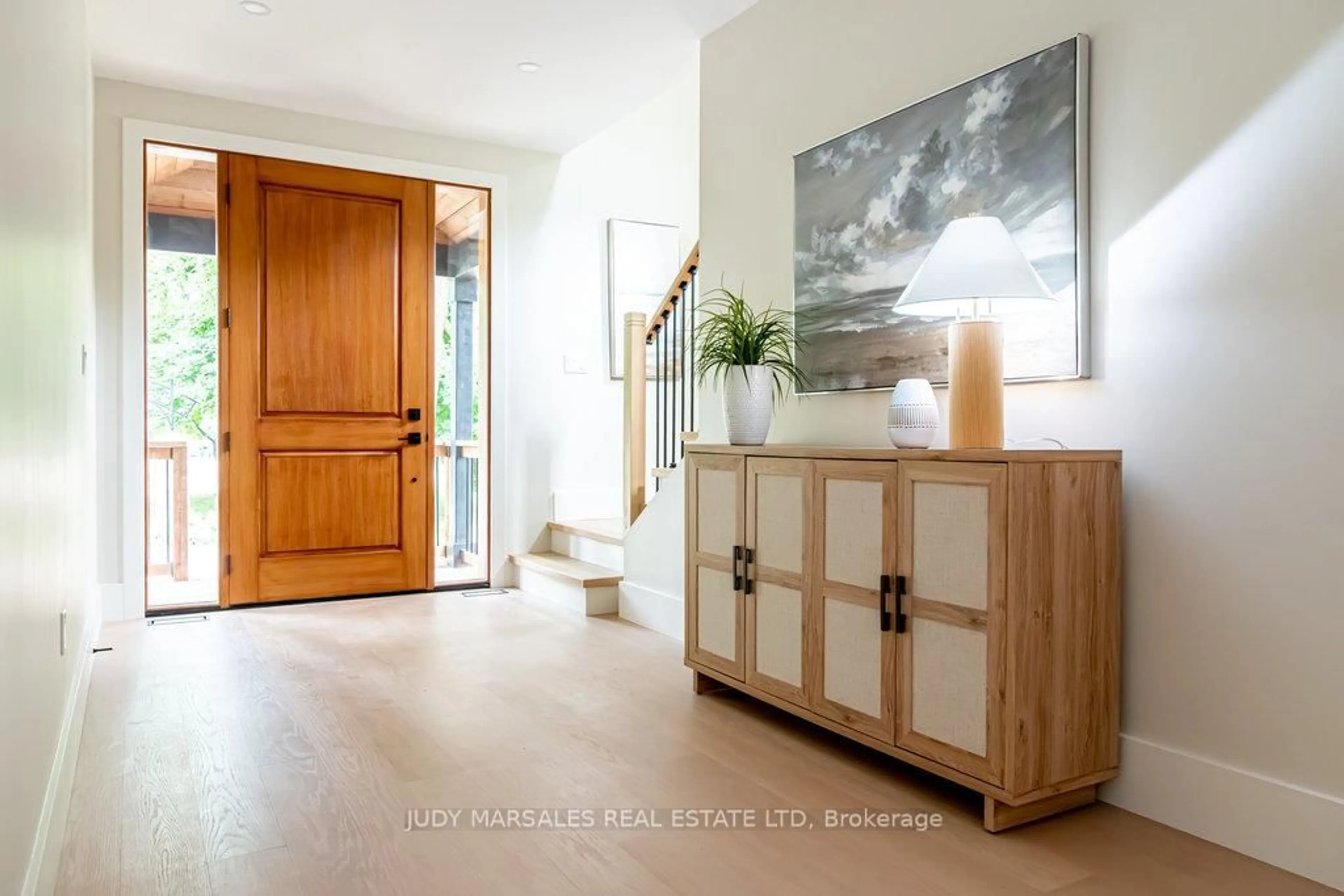 Indoor entryway for 28 PARKSIDE Ave, Hamilton Ontario L9H 2S7