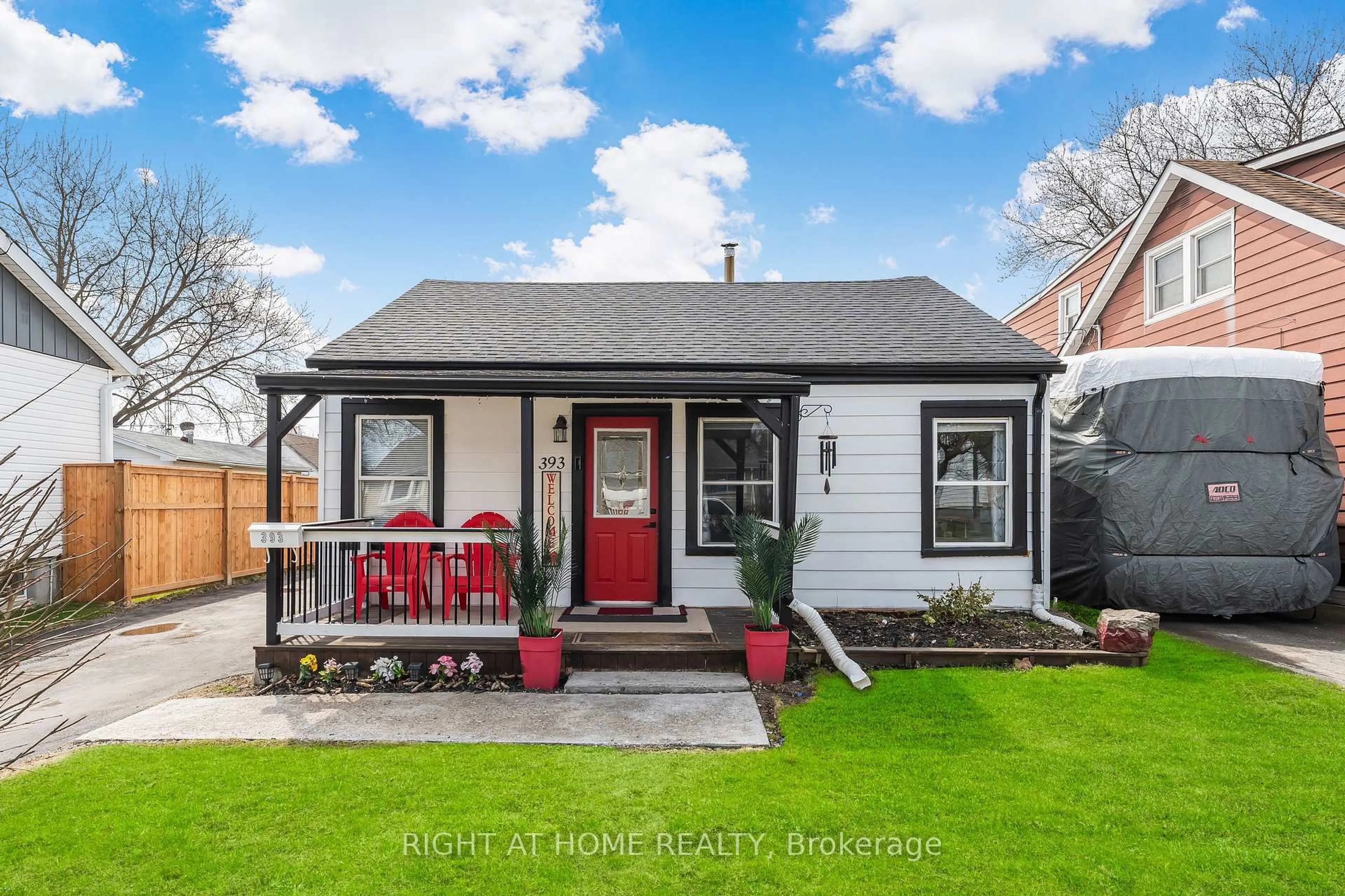Home with brick exterior material, street for 393 Victory Ave, Welland Ontario L3B 4Z8