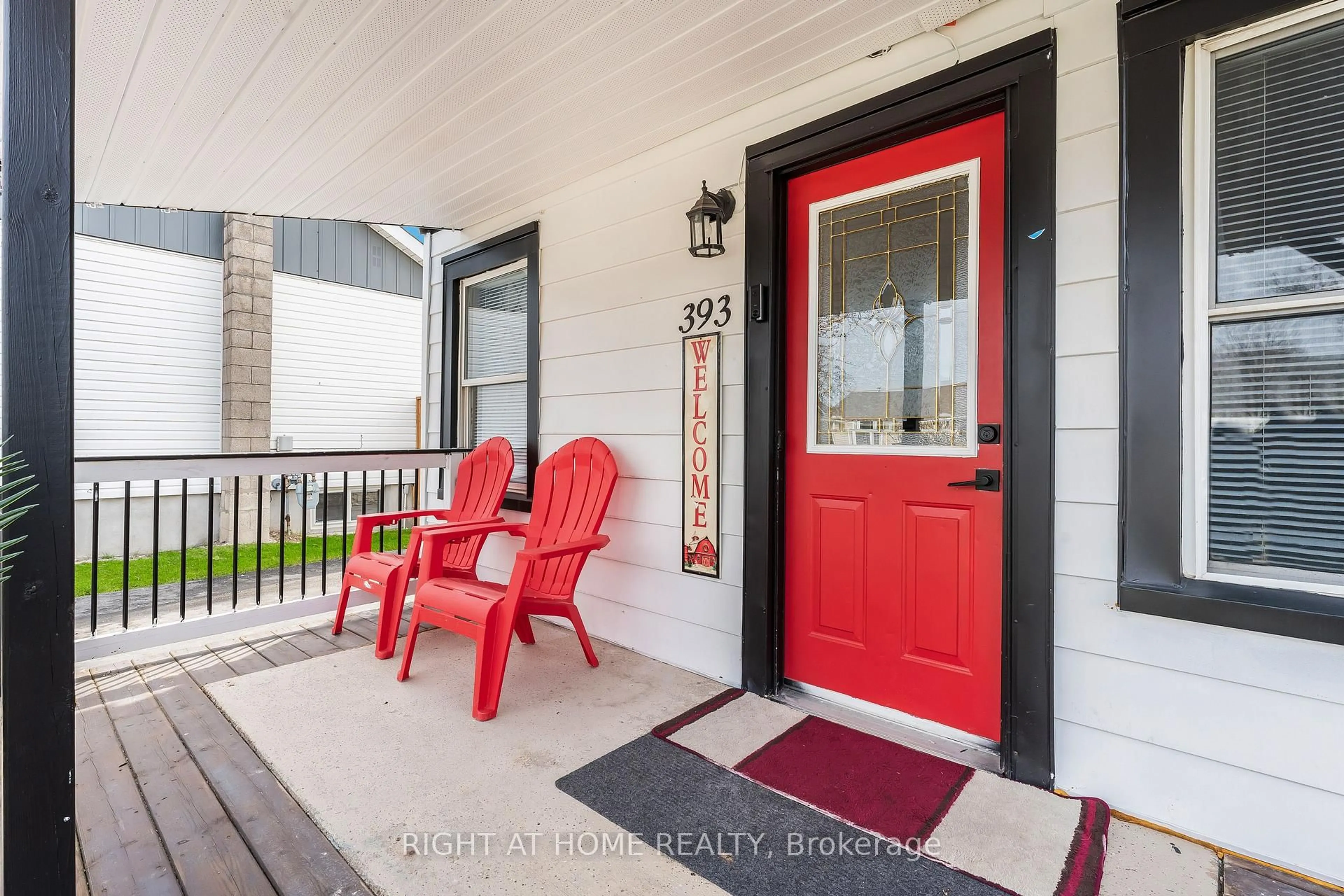 Indoor entryway for 393 Victory Ave, Welland Ontario L3B 4Z8