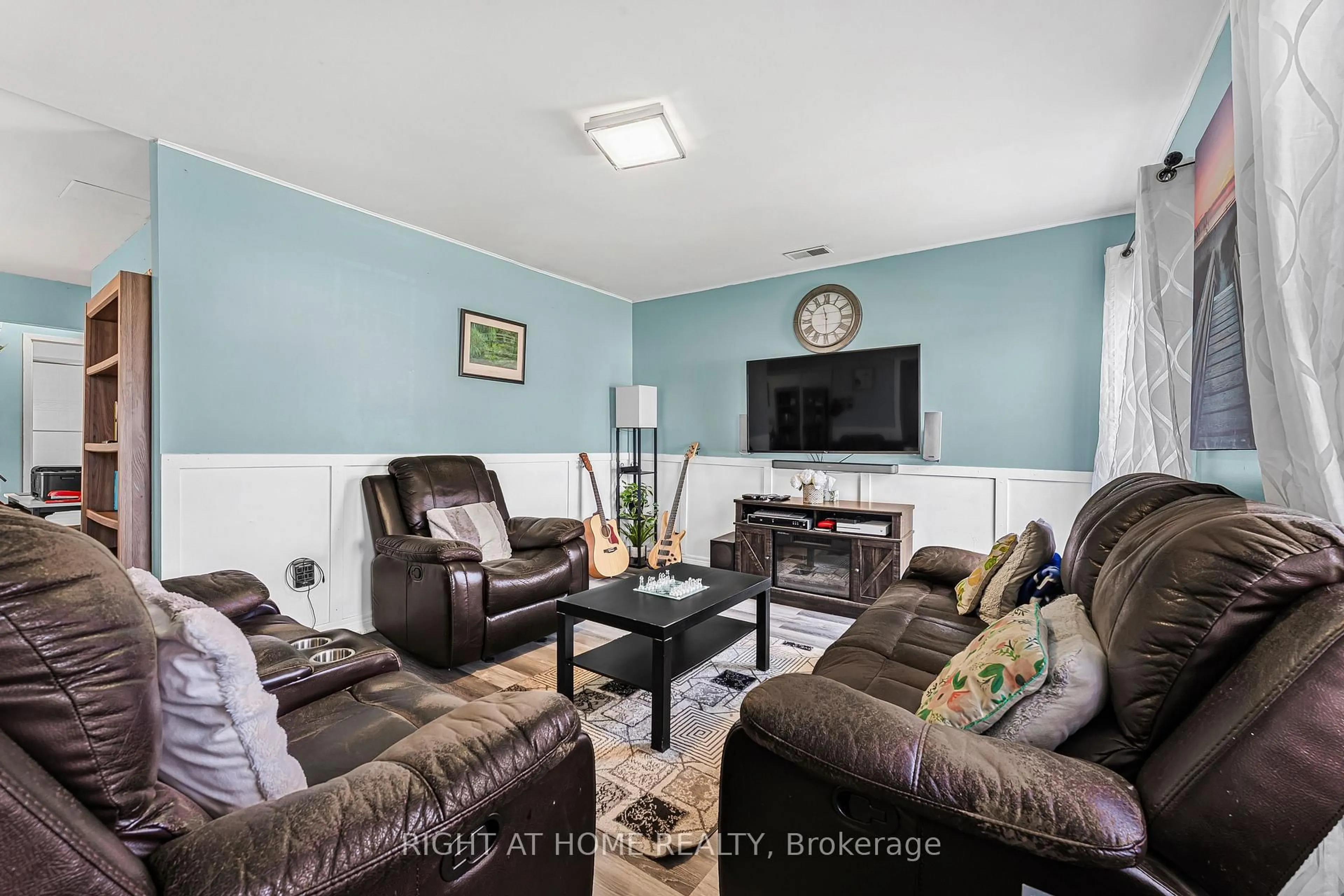 Living room with furniture, unknown for 393 Victory Ave, Welland Ontario L3B 4Z8