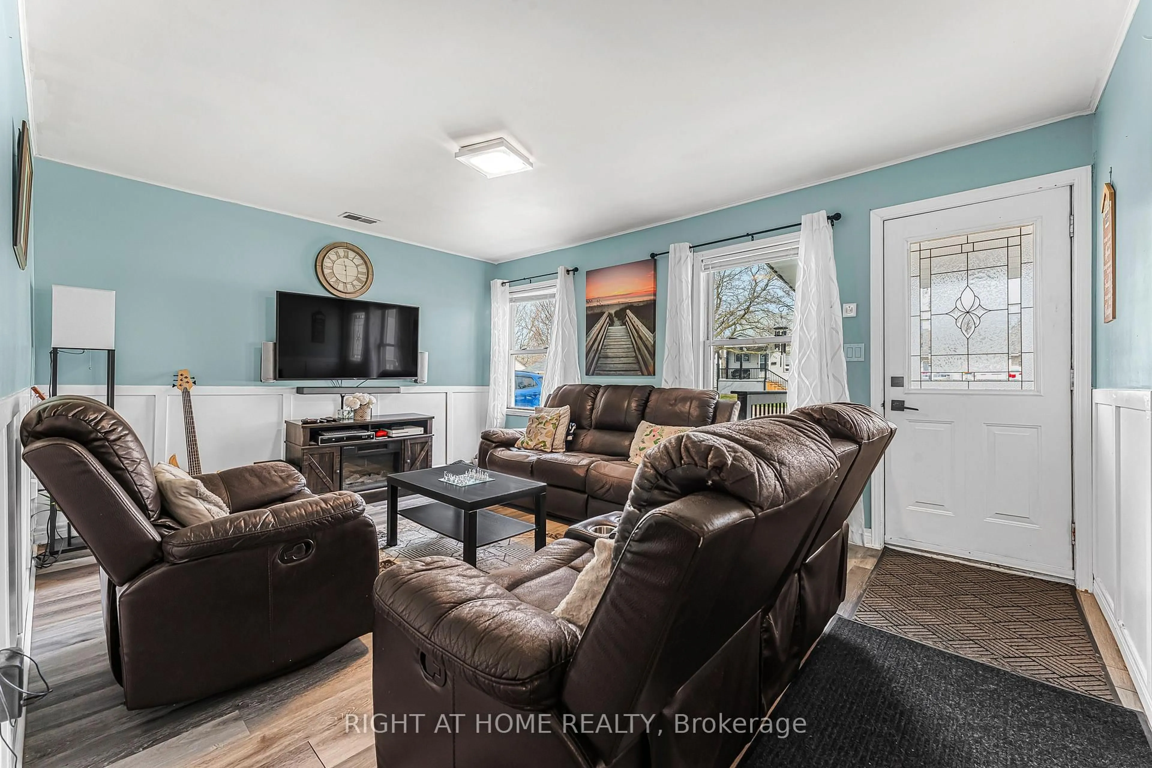 Living room with furniture, unknown for 393 Victory Ave, Welland Ontario L3B 4Z8