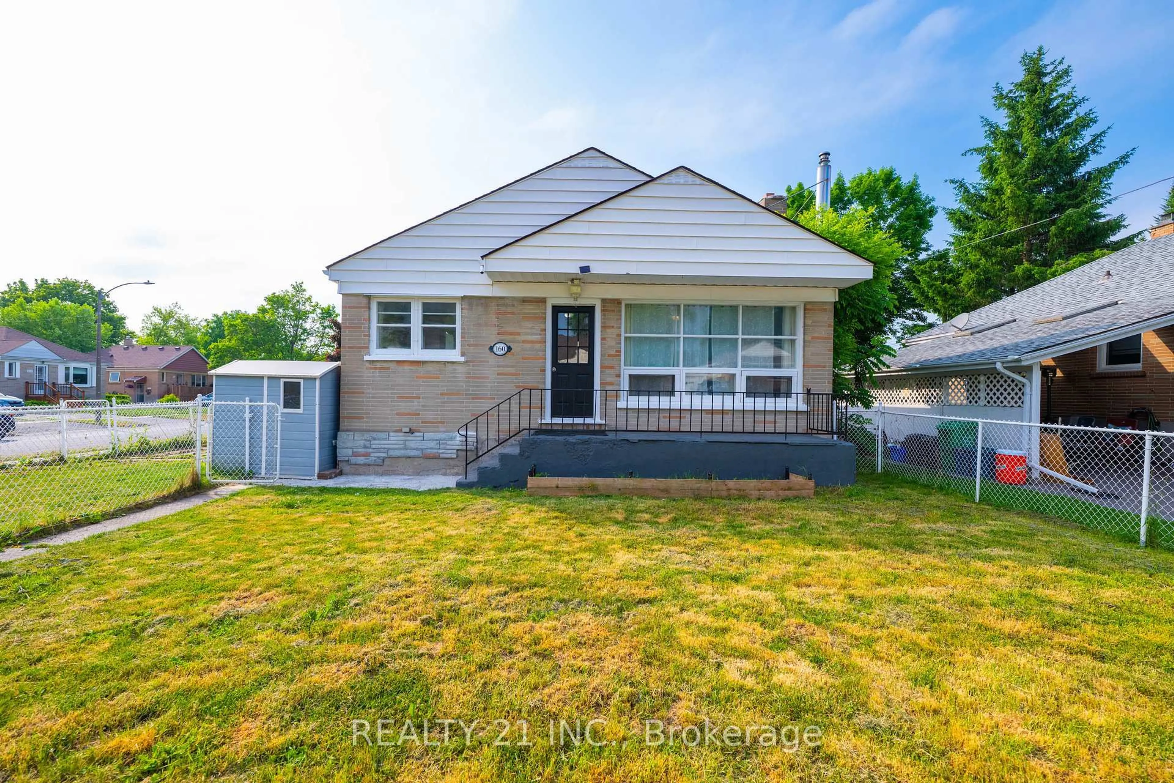 Home with vinyl exterior material, street for 160 Elizabeth Ave, Peterborough North Ontario K9H 5E3