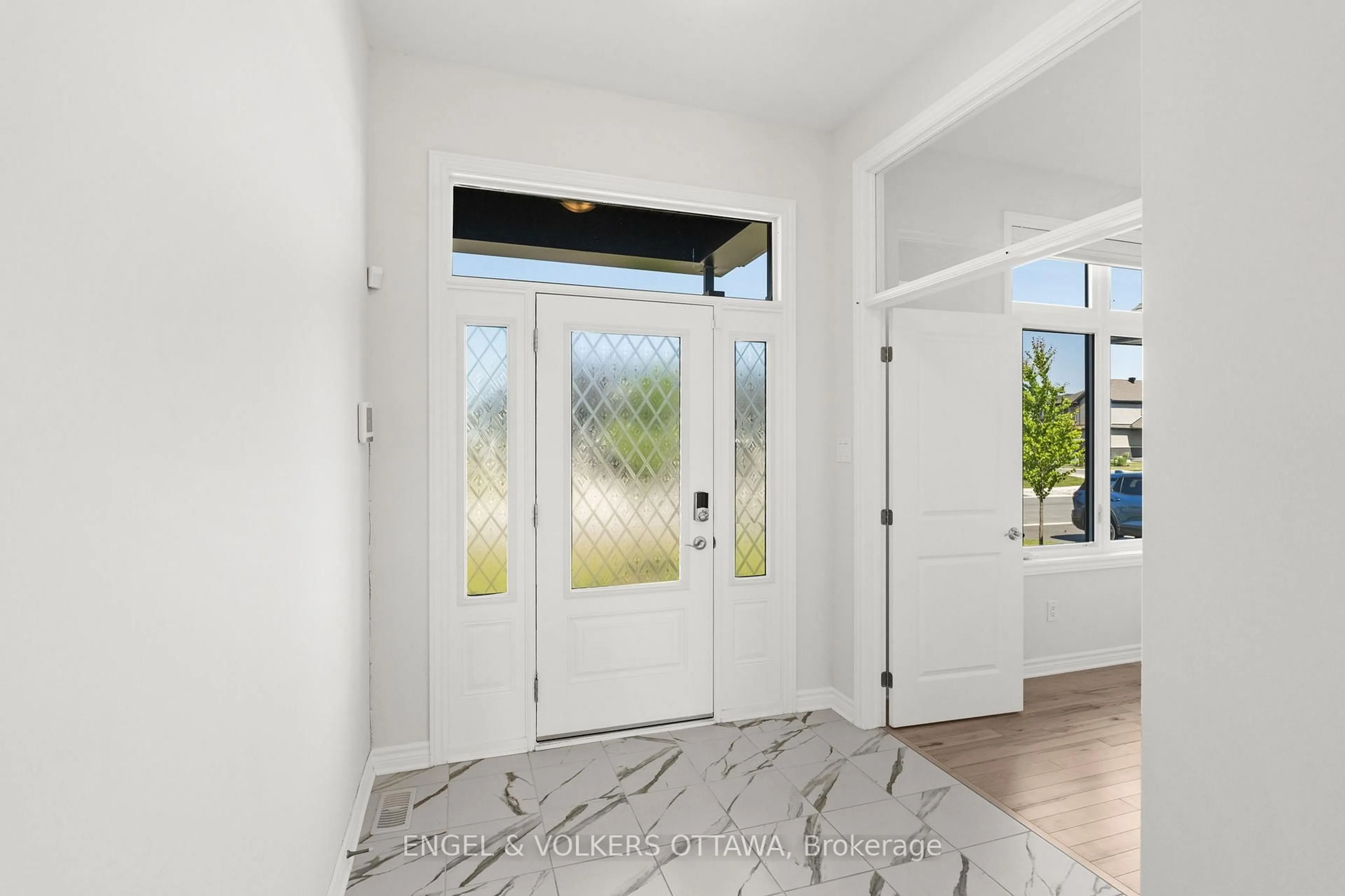 Indoor entryway for 237 Kinderwood Way, North Grenville Ontario K0G 1J0