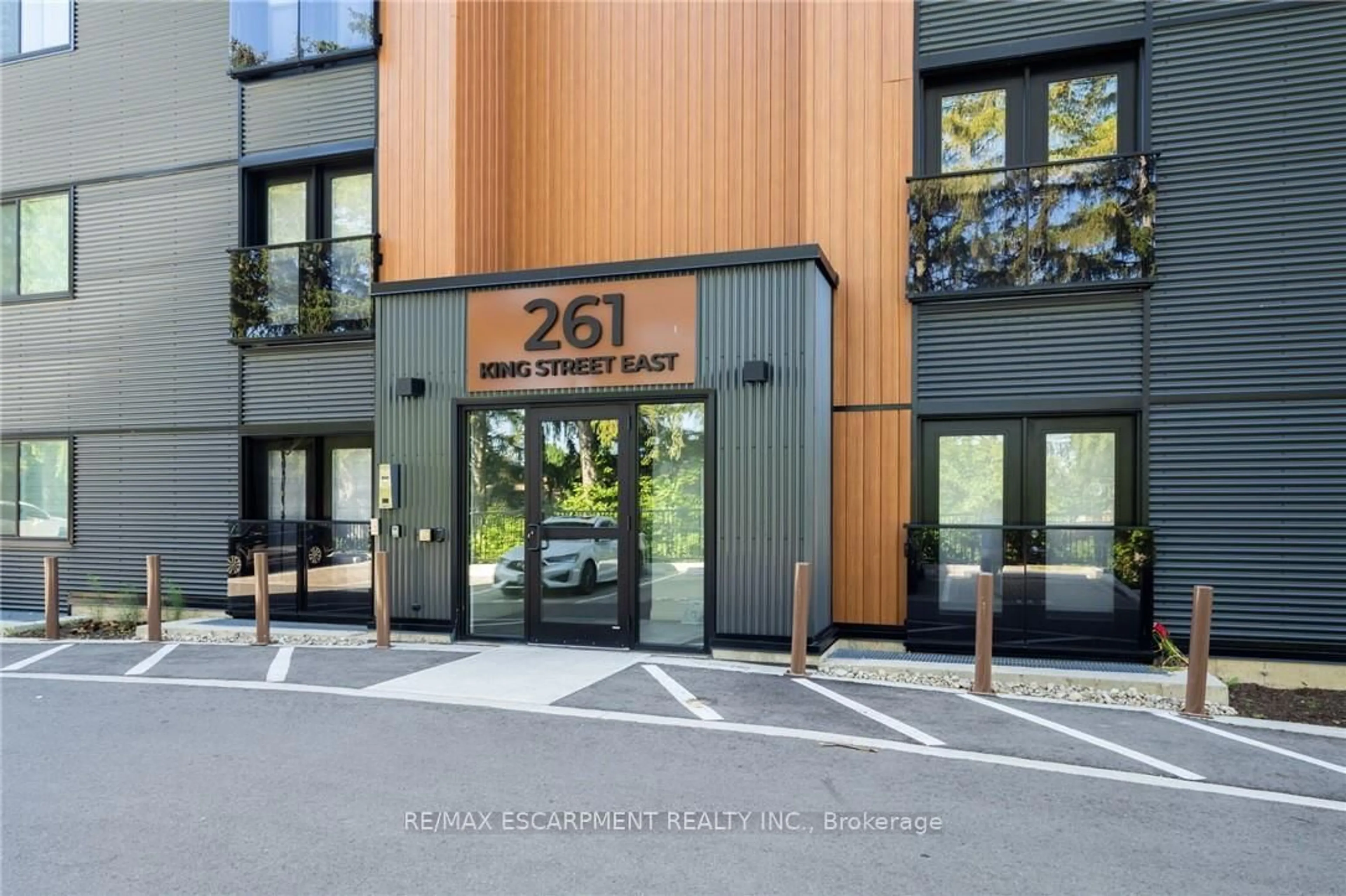 Indoor foyer for 261 KING St #301 - 3A, Hamilton Ontario L8G 1L9
