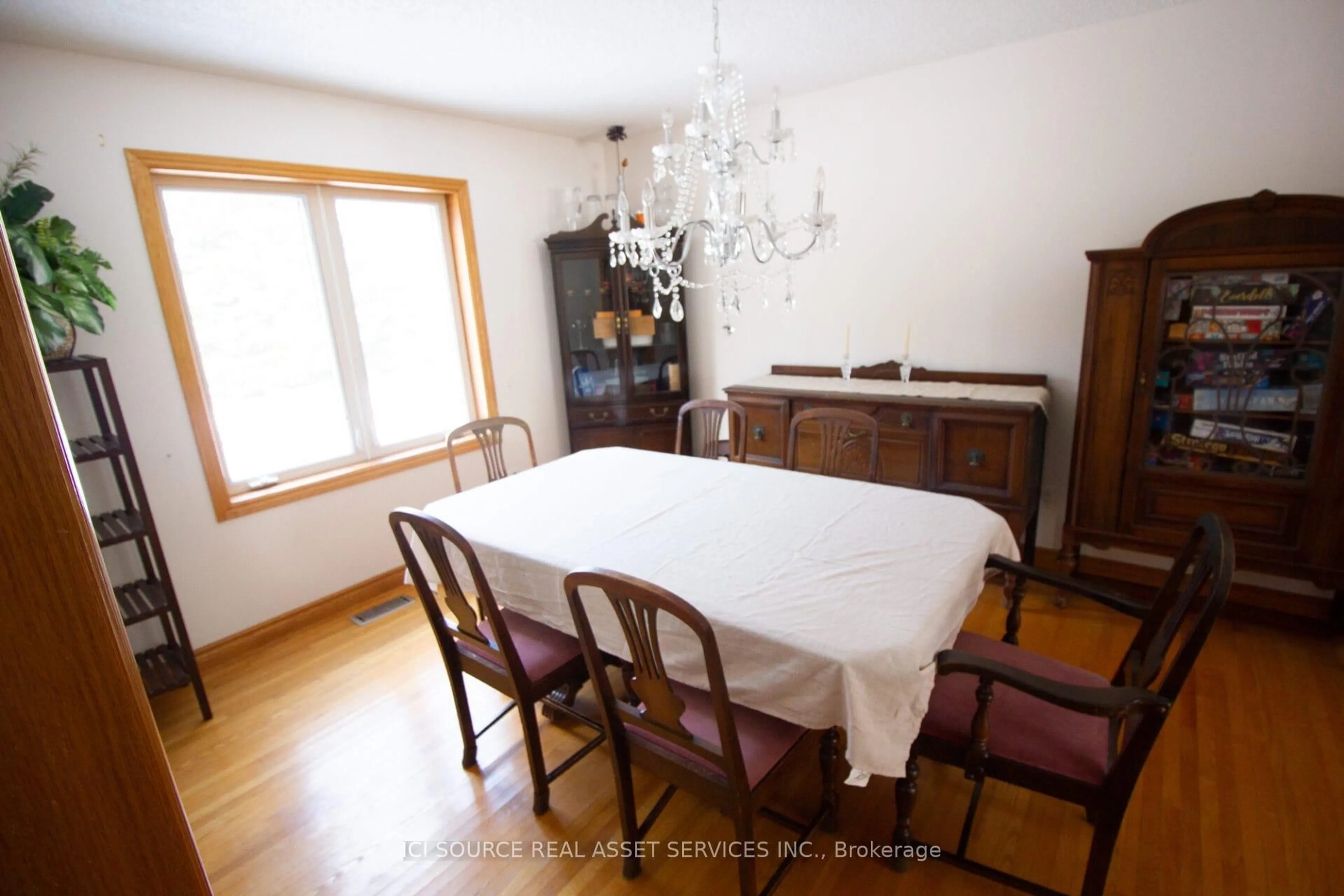 Dining room, wood/laminate floor for 361 Westridge Dr, Waterloo Ontario N2L 5Y1