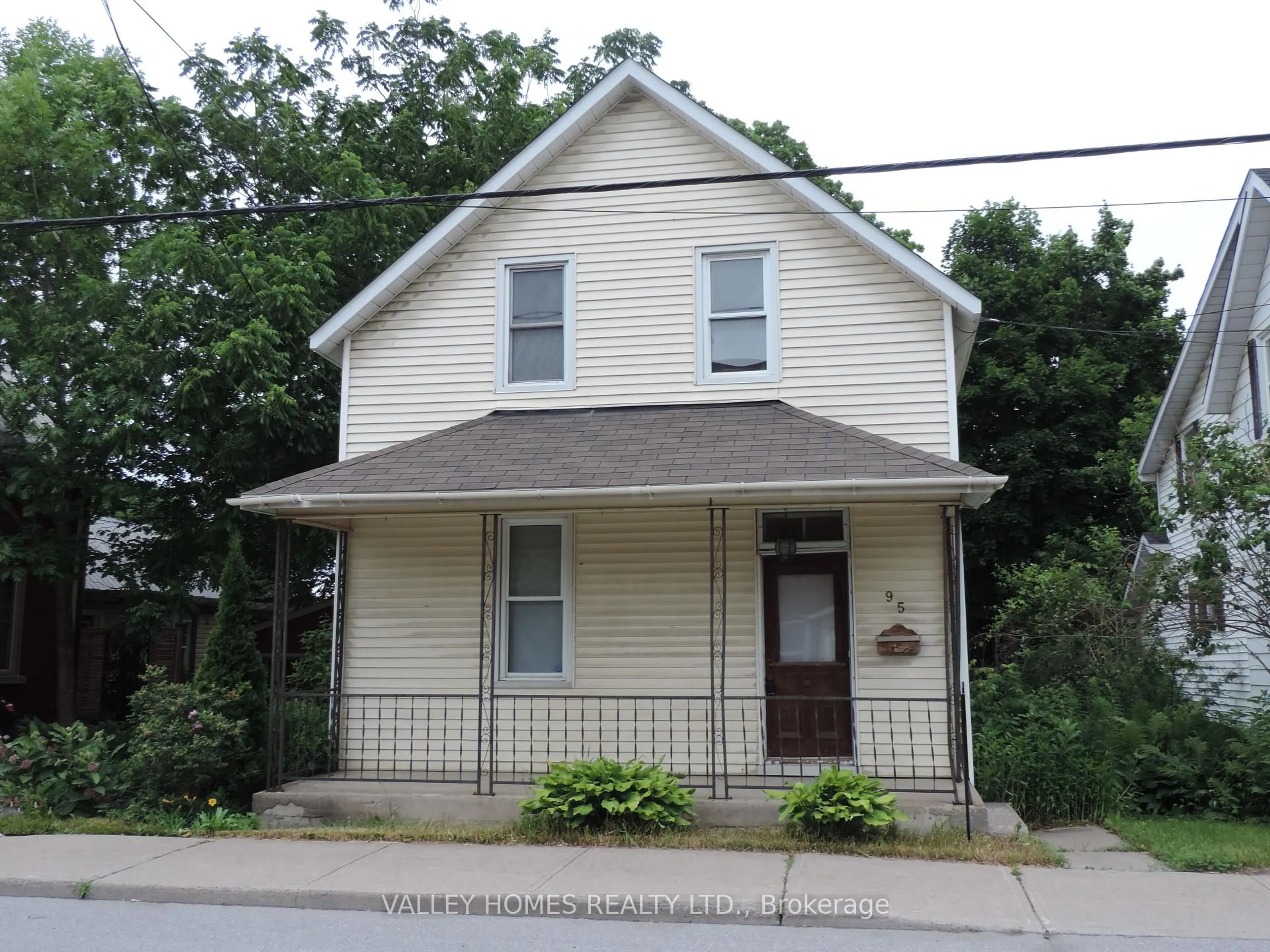 Home with vinyl exterior material, street for 95 MOORE St, Carleton Place Ontario K7C 2R3
