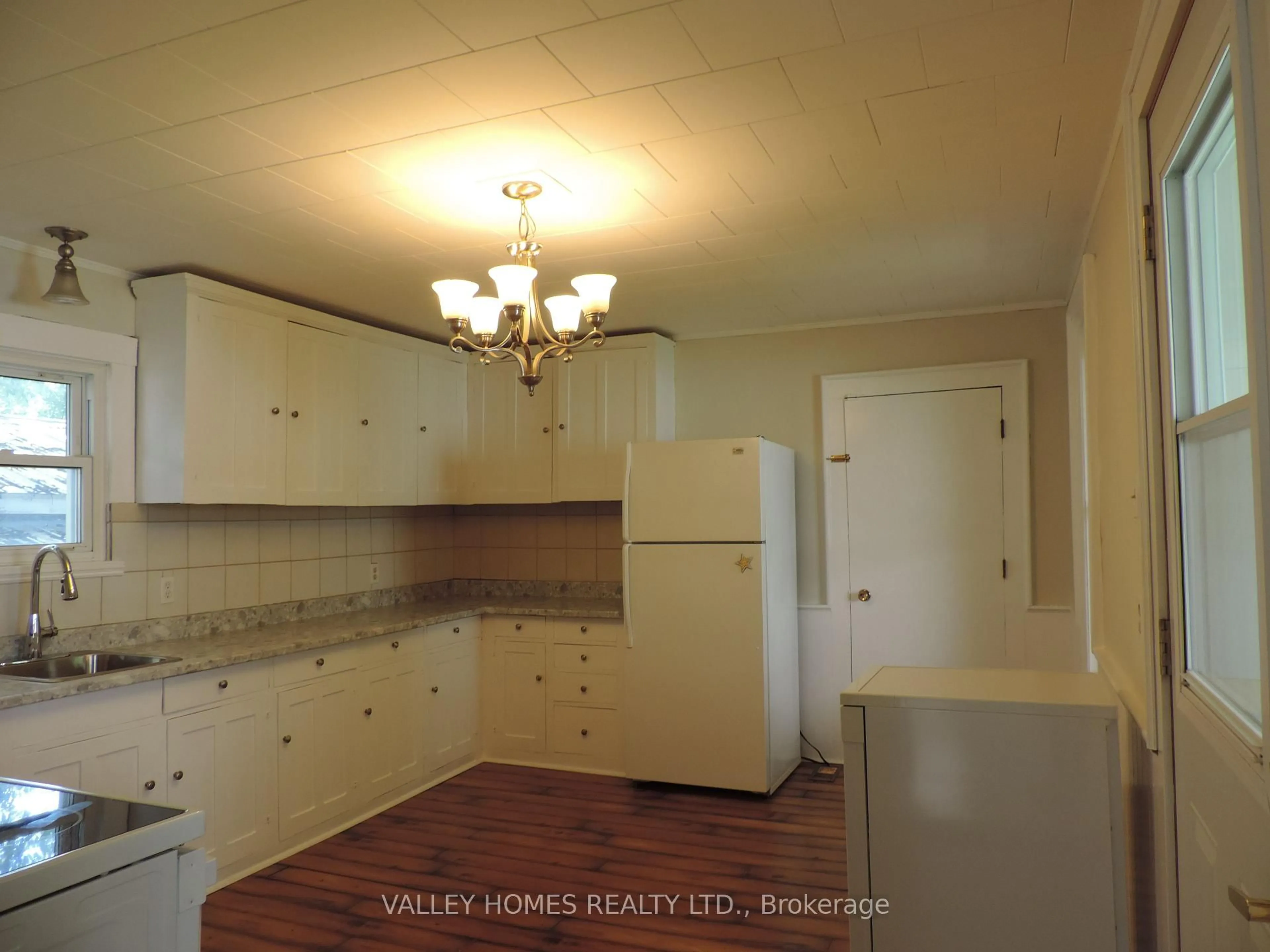 Standard kitchen, unknown for 95 MOORE St, Carleton Place Ontario K7C 2R3