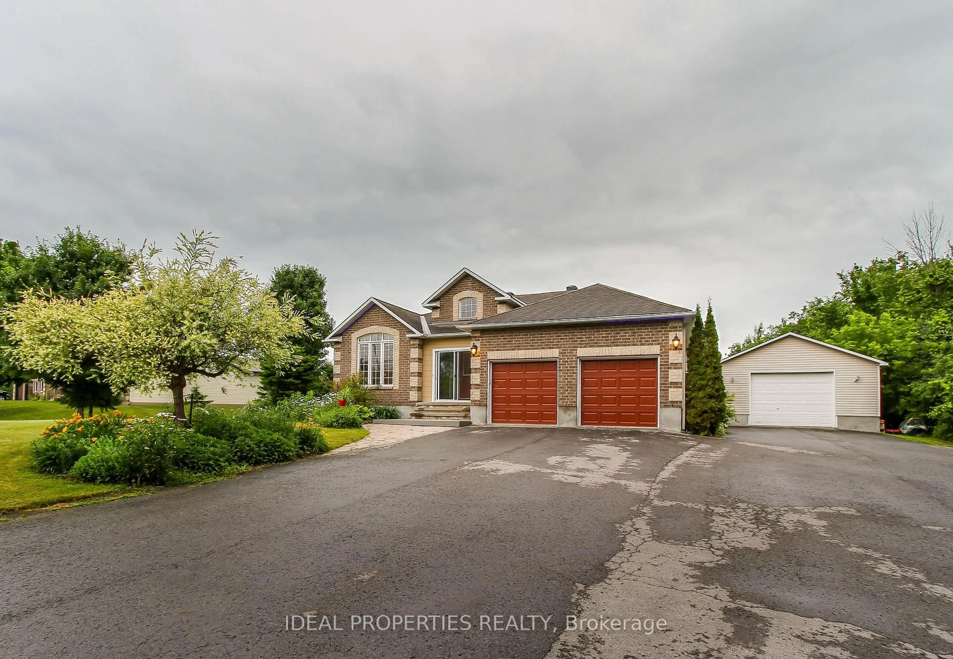 A pic from outside/outdoor area/front of a property/back of a property/a pic from drone, street for 208 Pine Ridge Dr, Carleton Place Ontario K7C 3P2