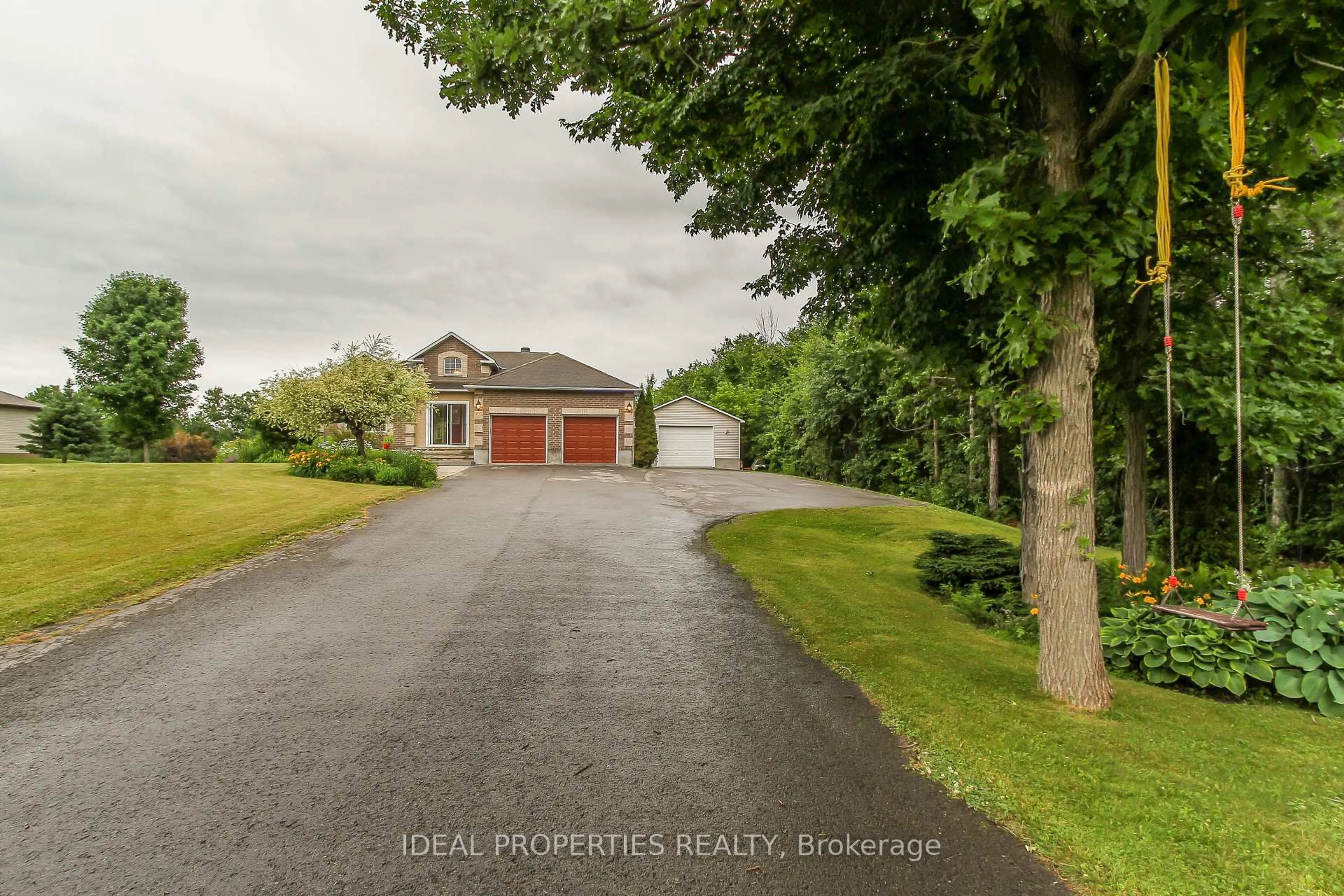 A pic from outside/outdoor area/front of a property/back of a property/a pic from drone, street for 208 Pine Ridge Dr, Carleton Place Ontario K7C 3P2