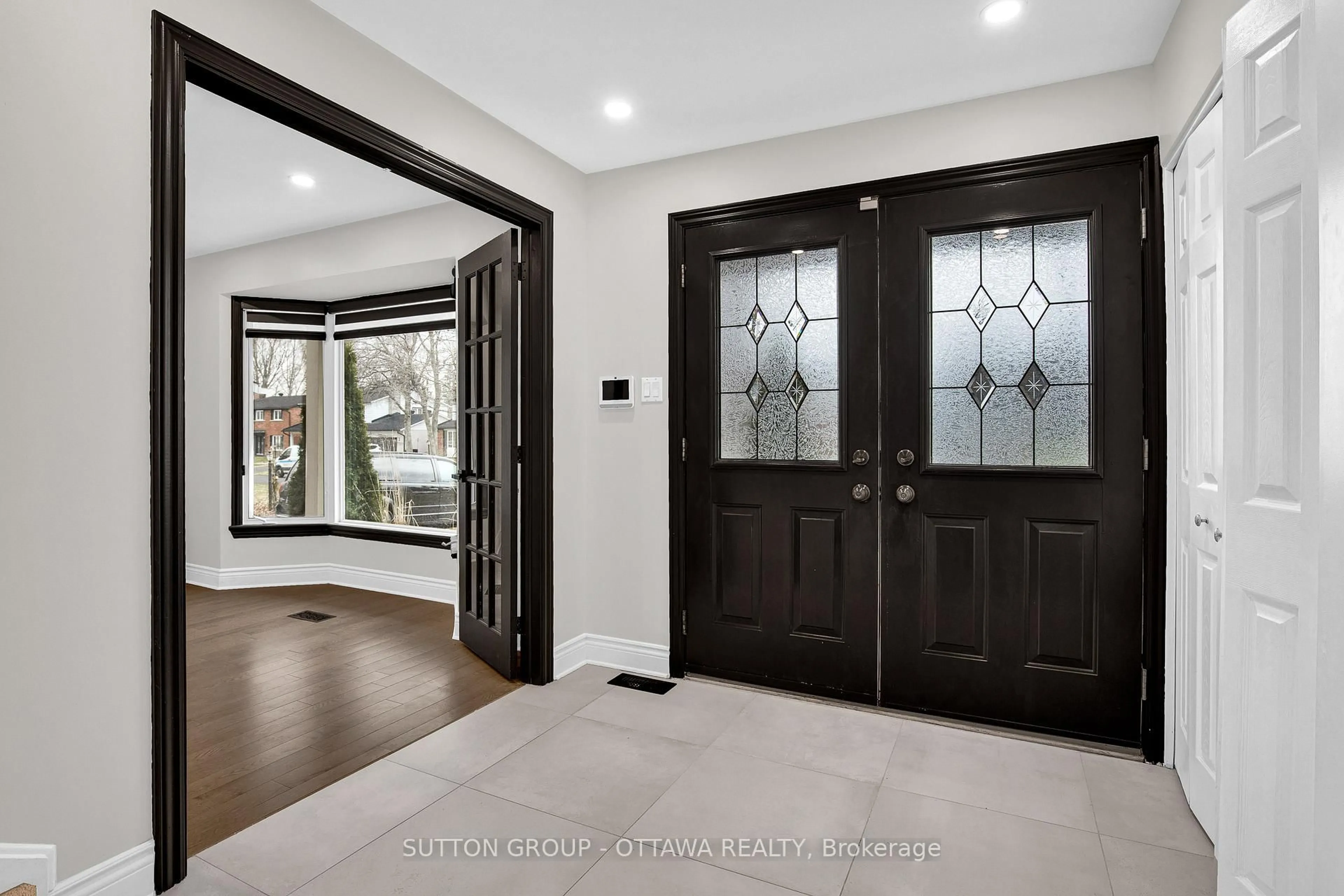 Indoor entryway for 13 Weatherwood Cres, Ottawa Ontario K2E 7C5
