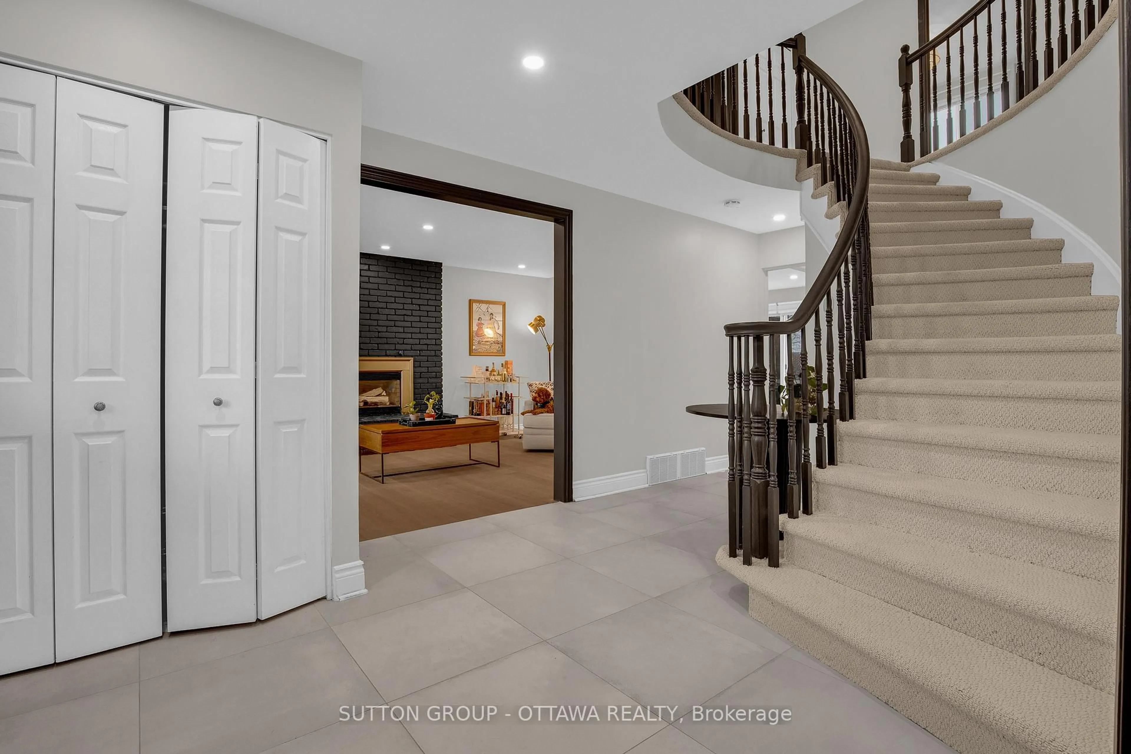 Indoor entryway for 13 Weatherwood Cres, Ottawa Ontario K2E 7C5
