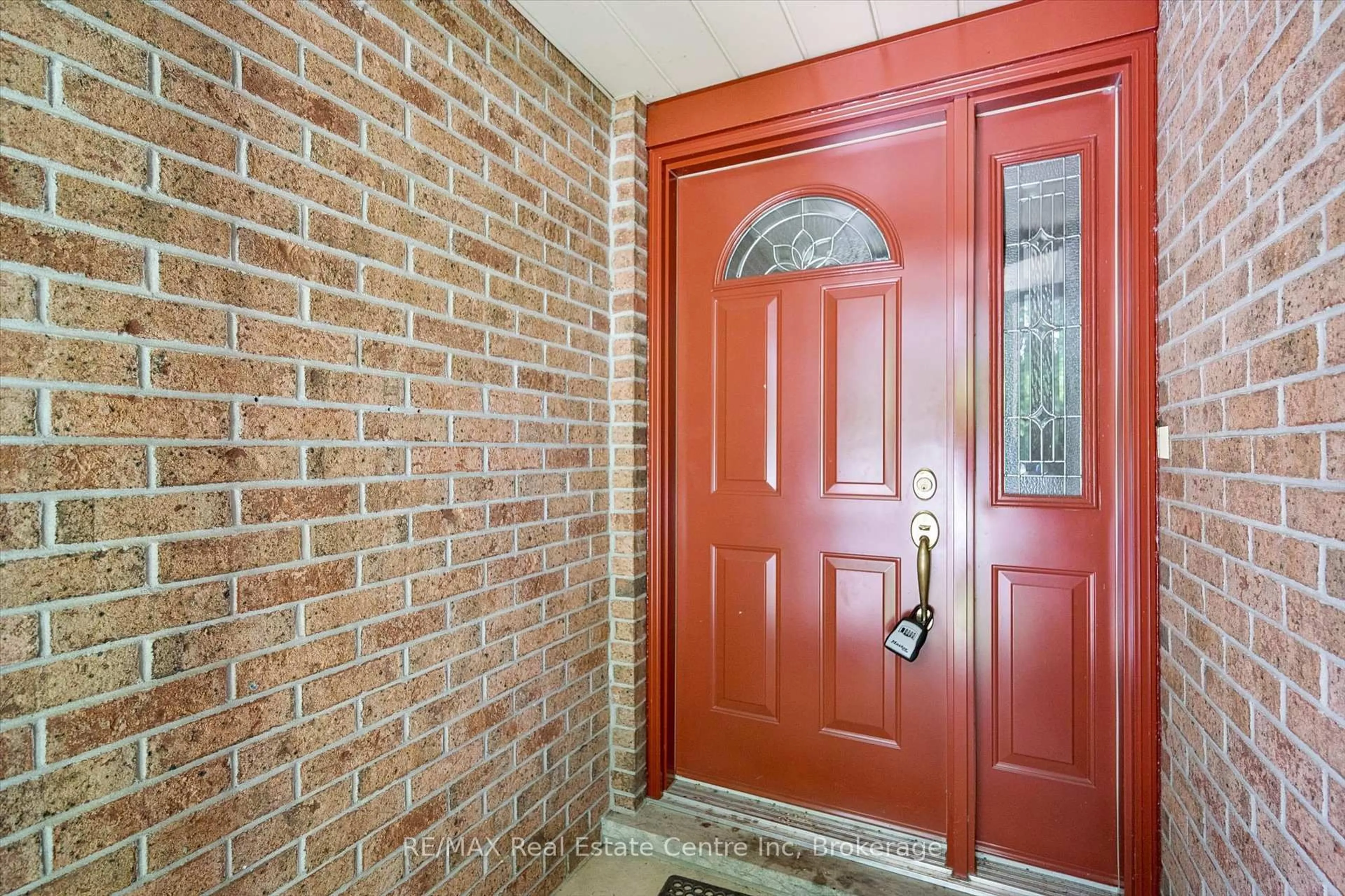 Indoor entryway for 208 Ironwood Rd, Guelph Ontario N1G 3K3
