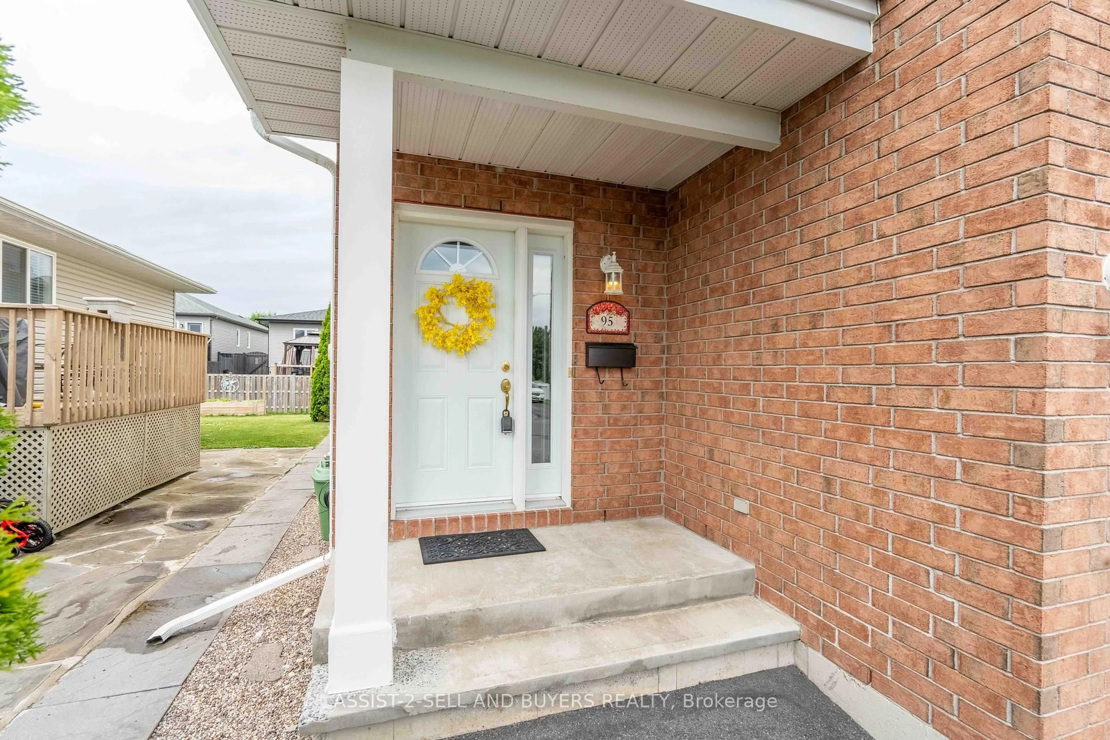 Indoor entryway for 95 Mckenzie St, Cornwall Ontario K6K 1W2