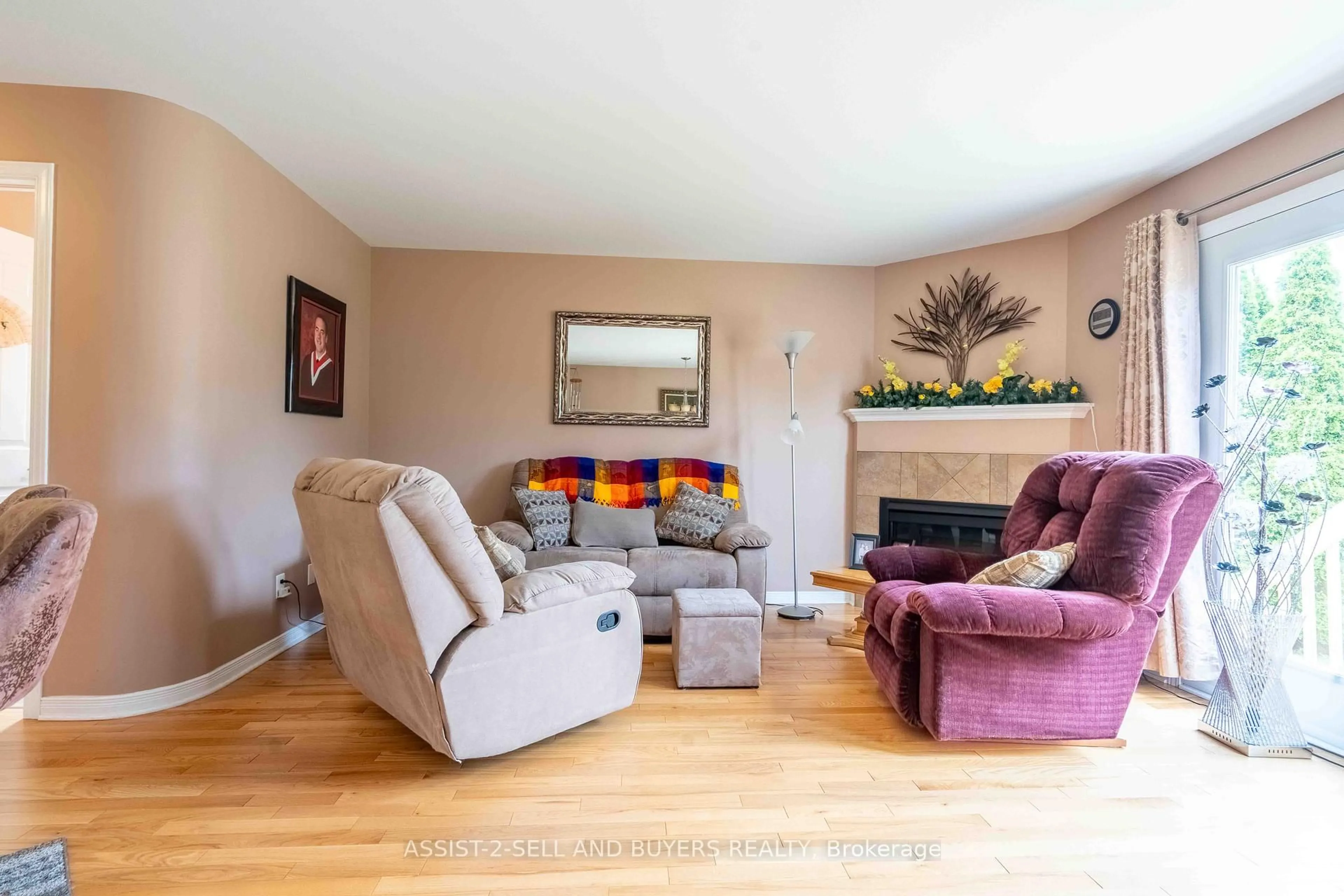 Living room with furniture, wood/laminate floor for 95 Mckenzie St, Cornwall Ontario K6K 1W2