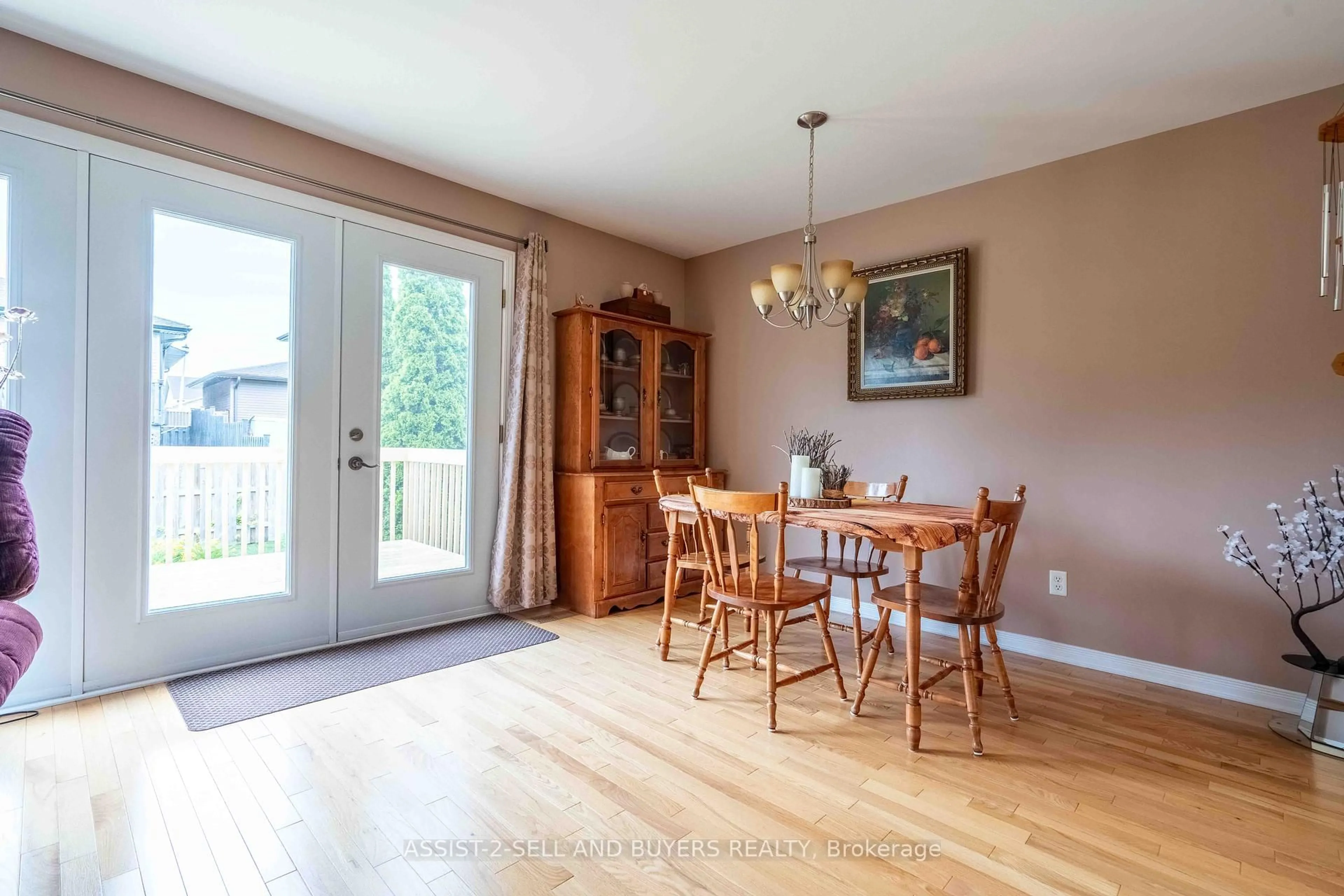 Dining room, wood/laminate floor for 95 Mckenzie St, Cornwall Ontario K6K 1W2
