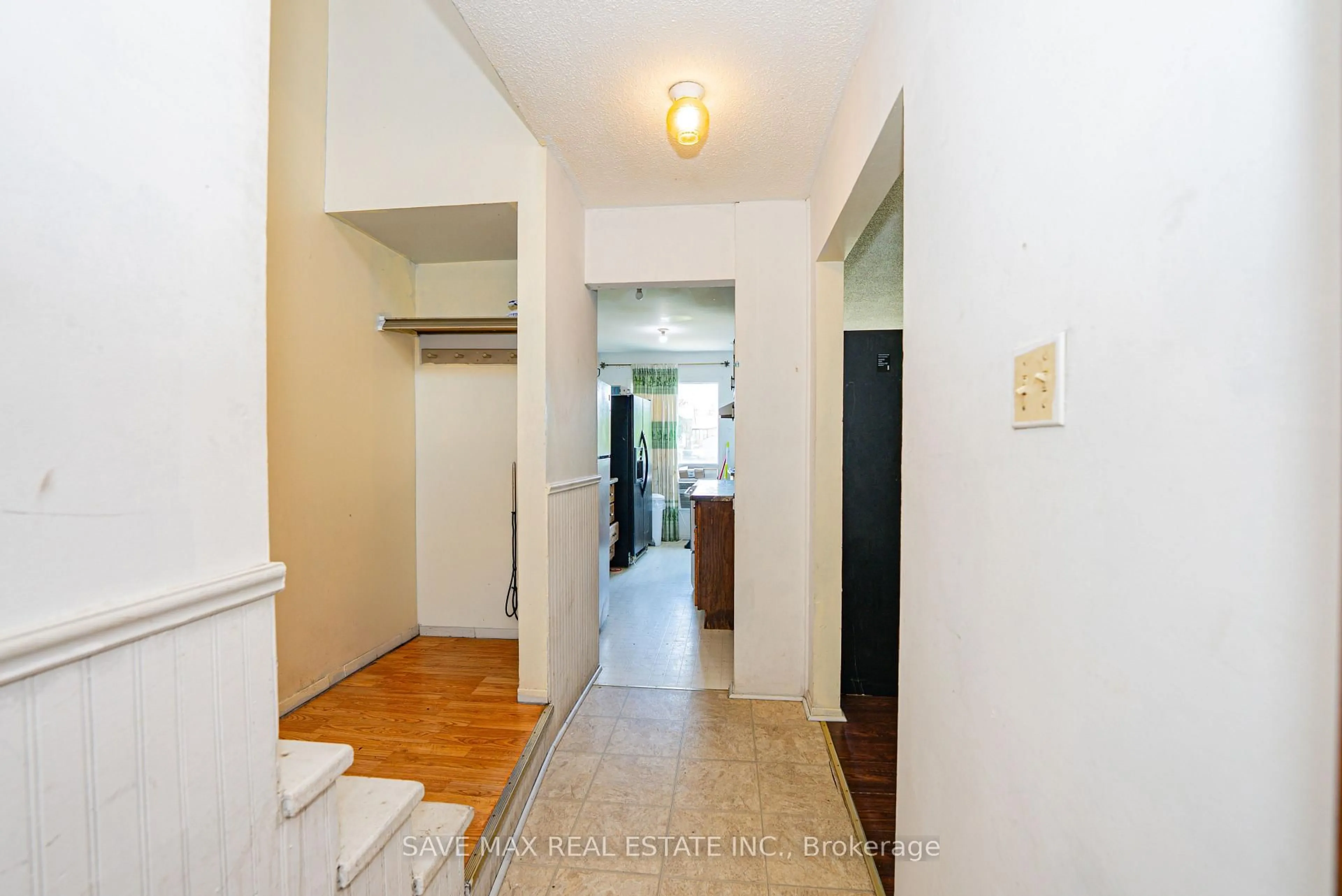 Indoor entryway for 115 Albert St, Kawartha Lakes Ontario K9V 5T2