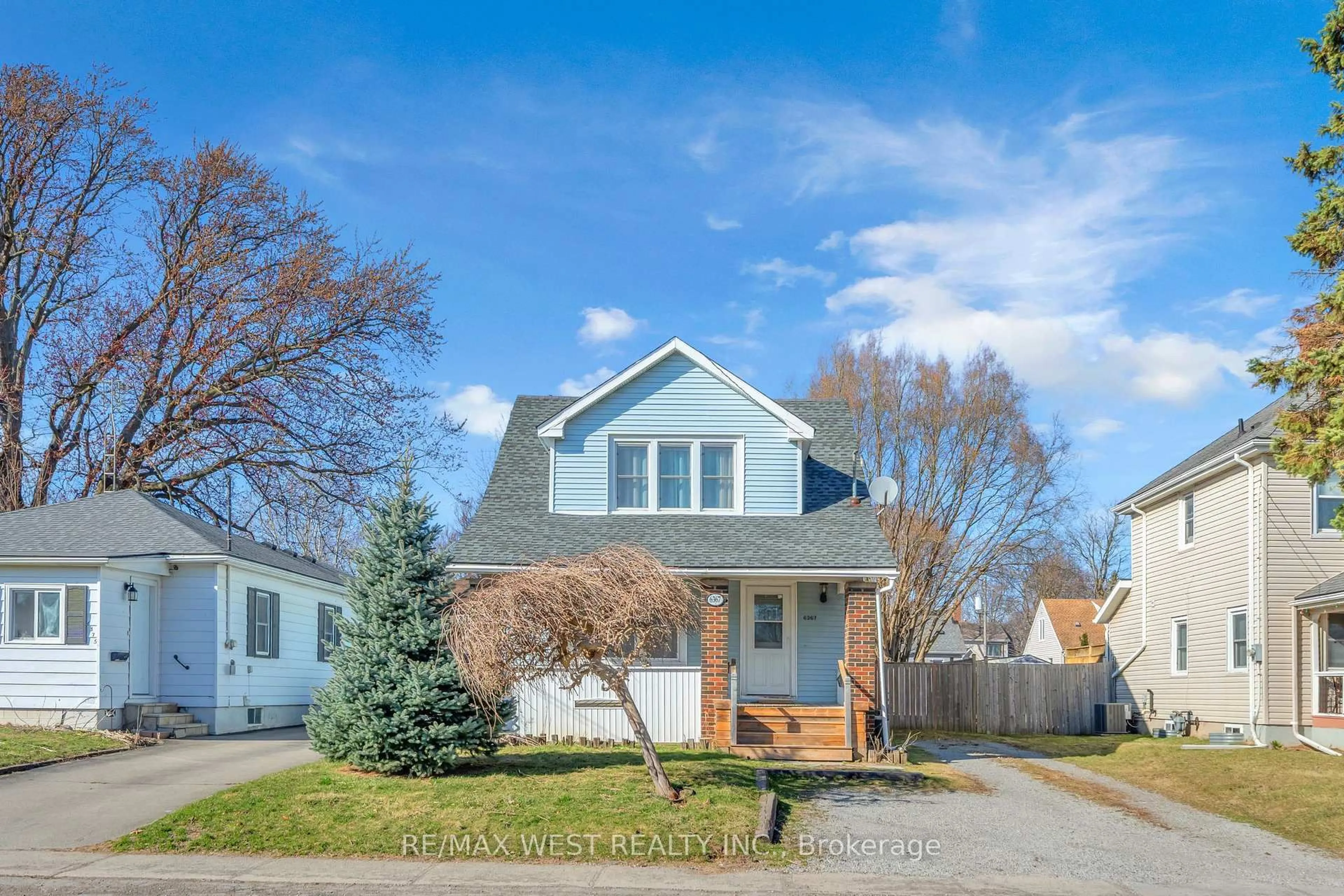 Home with vinyl exterior material, street for 6367 Culp St, Niagara Falls Ontario L2G 2C2