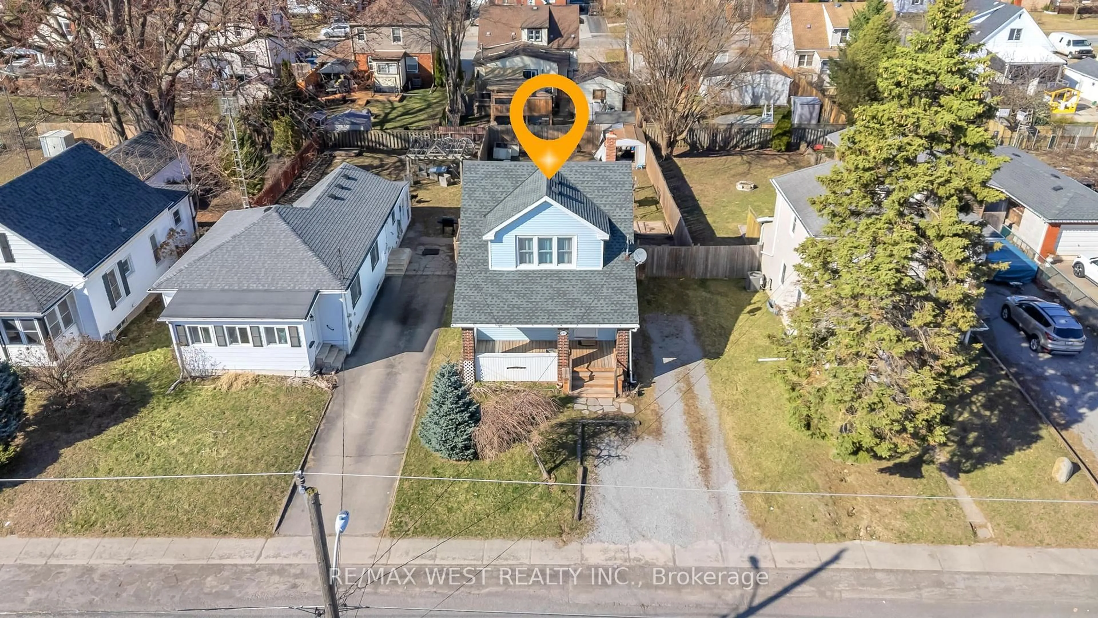 A pic from outside/outdoor area/front of a property/back of a property/a pic from drone, street for 6367 Culp St, Niagara Falls Ontario L2G 2C2