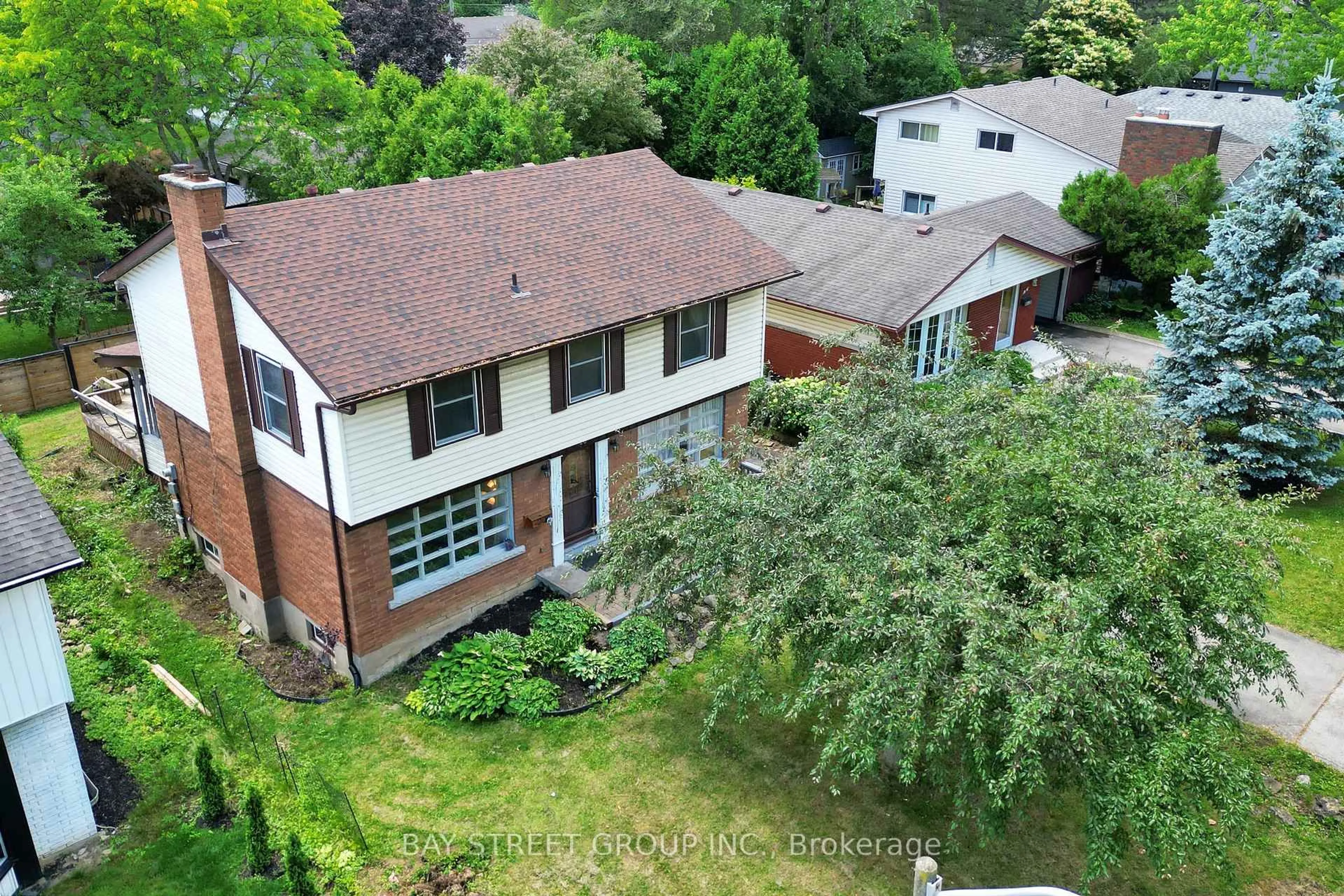 A pic from outside/outdoor area/front of a property/back of a property/a pic from drone, unknown for 20 Autumn Leaf Rd, Hamilton Ontario L9H 3V7