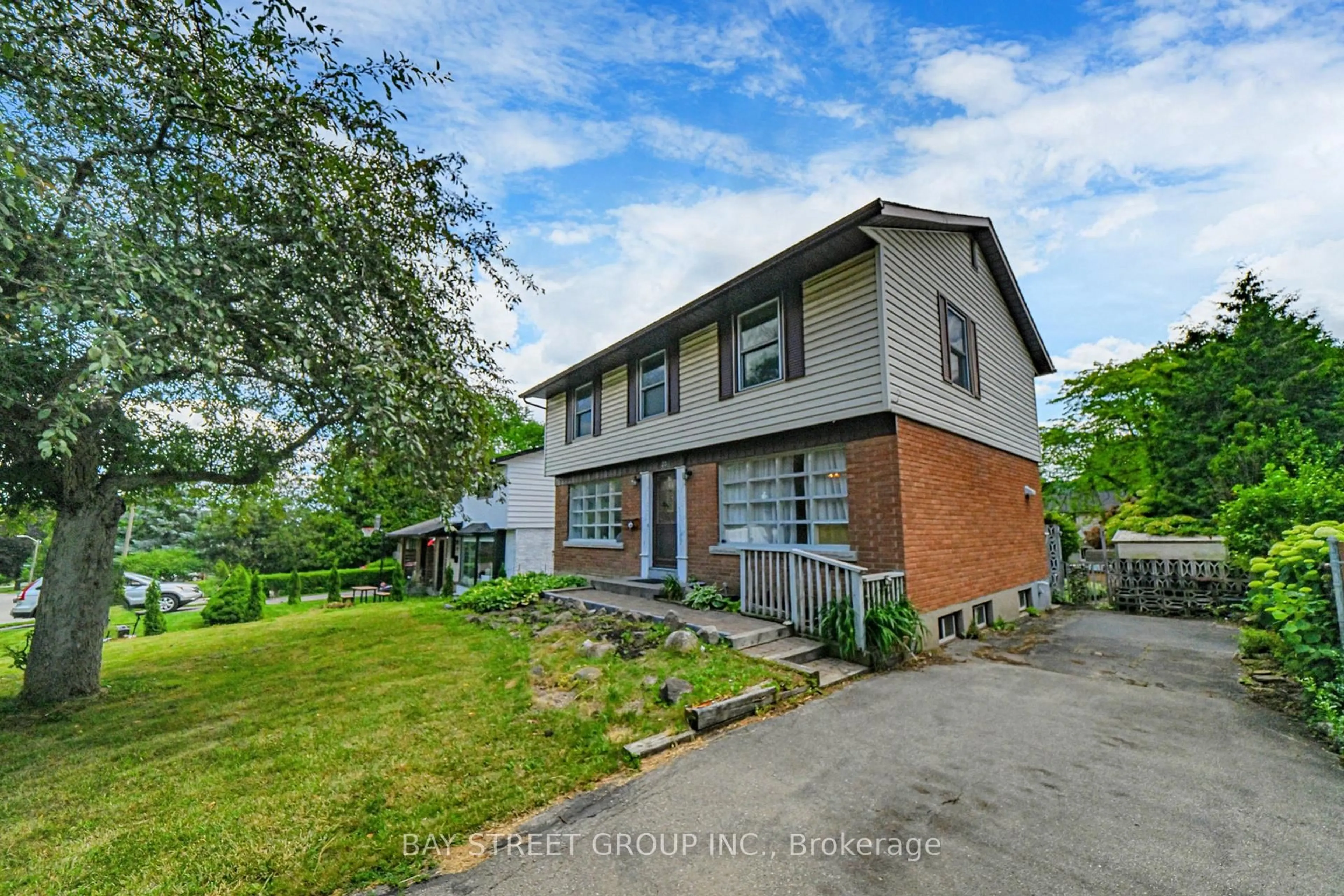 A pic from outside/outdoor area/front of a property/back of a property/a pic from drone, unknown for 20 Autumn Leaf Rd, Hamilton Ontario L9H 3V7