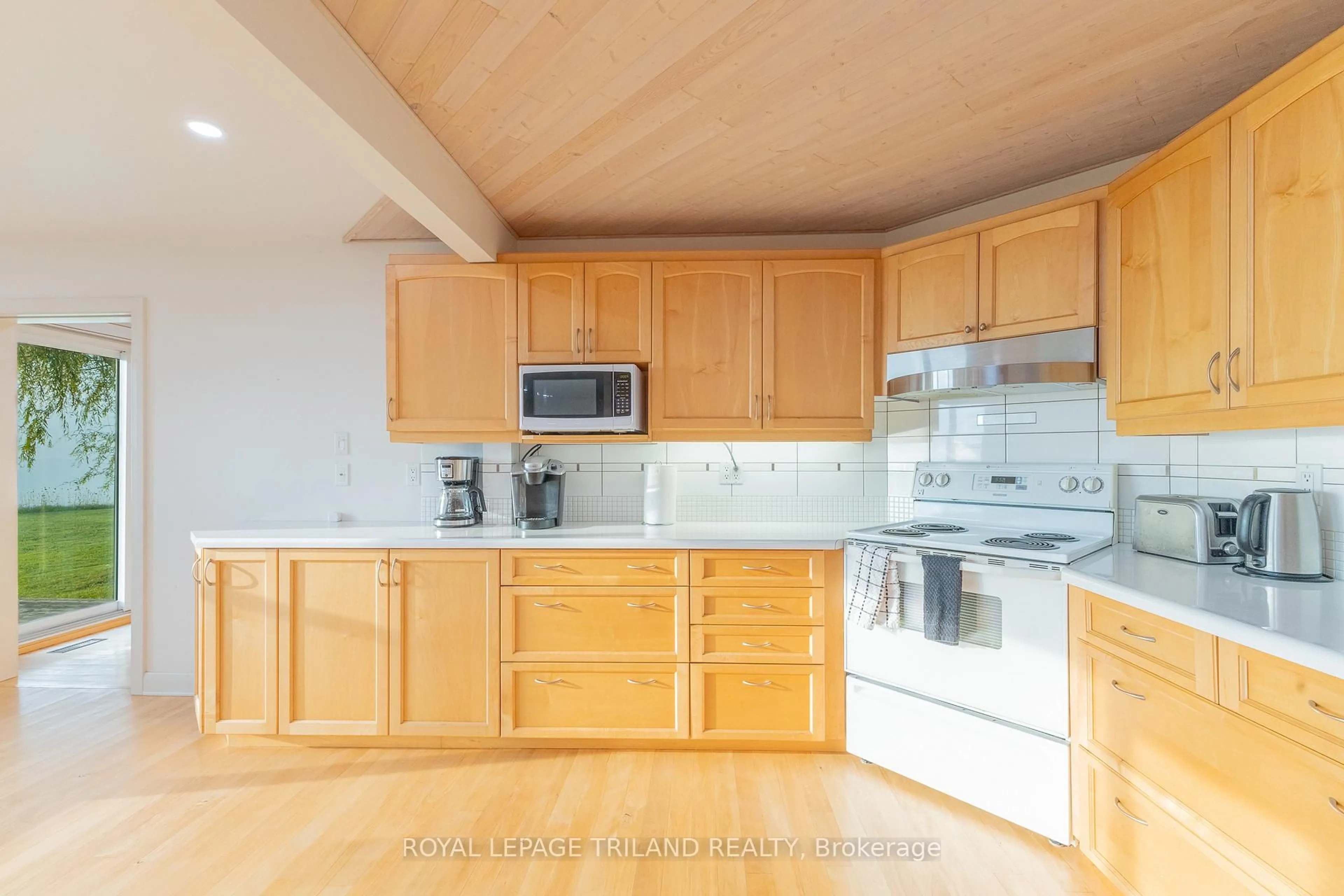 Standard kitchen, wood/laminate floor for 71899 Sunridge Cres, Bluewater Ontario N0M 1N0