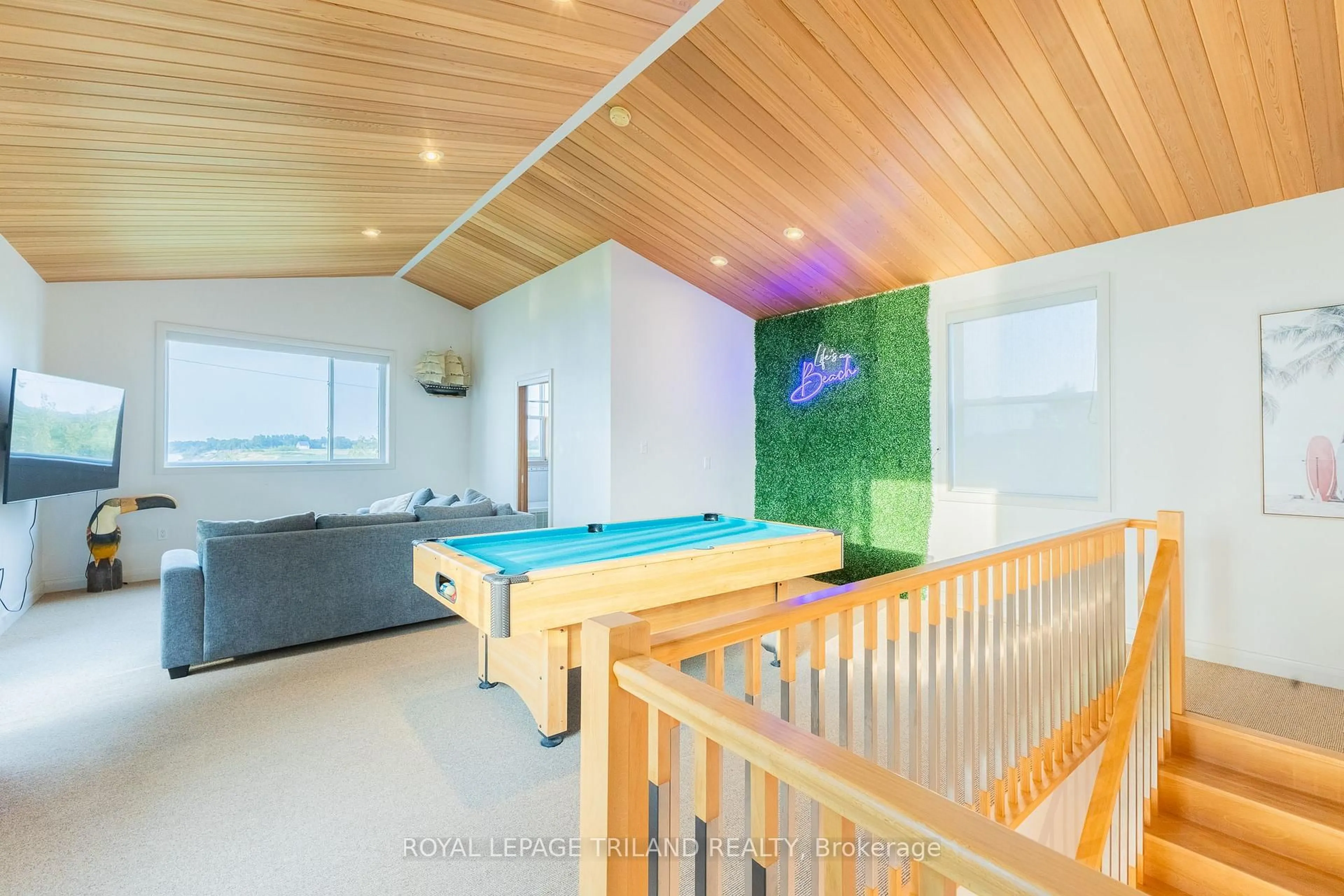 Indoor foyer for 71899 Sunridge Cres, Bluewater Ontario N0M 1N0