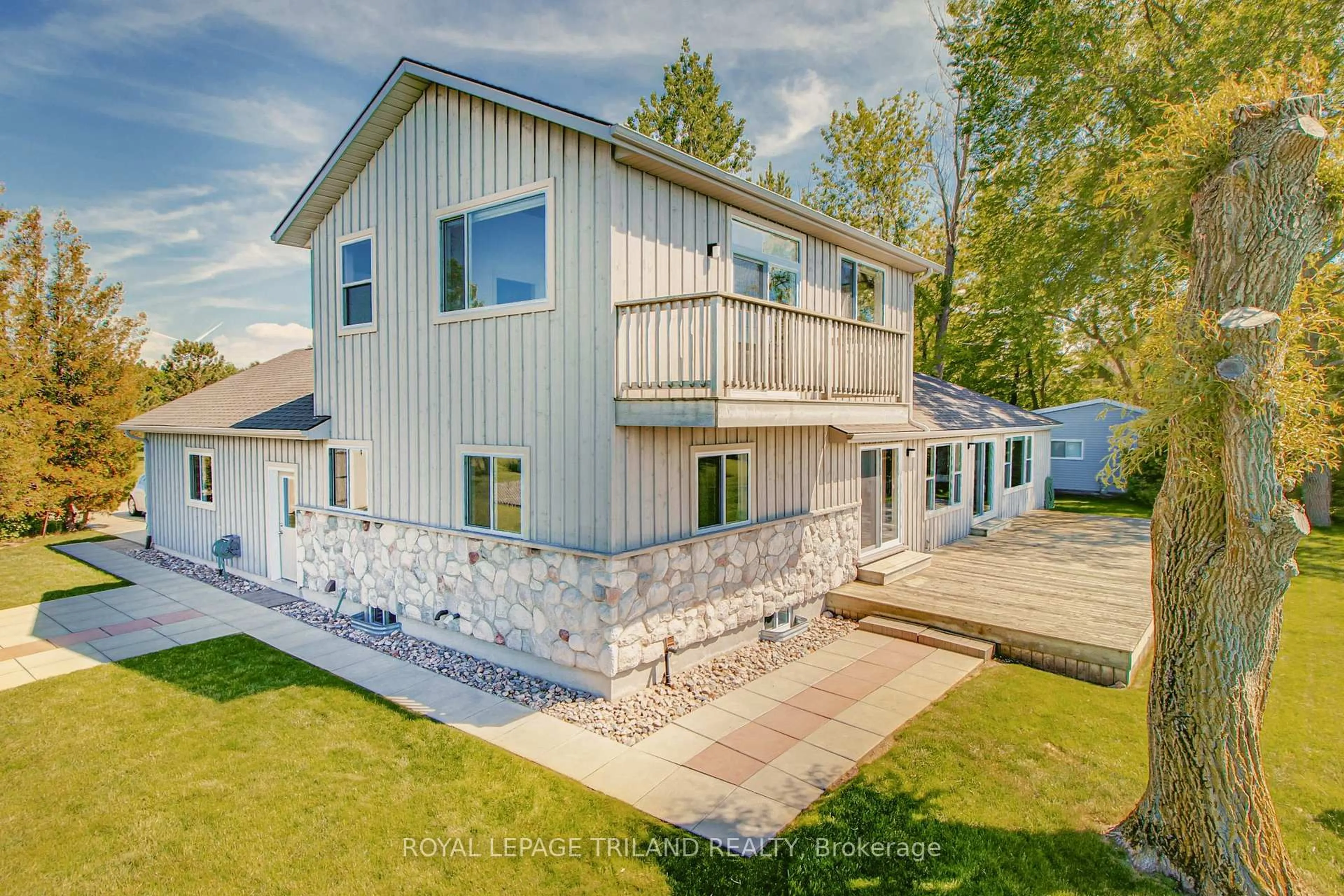 Home with vinyl exterior material, unknown for 71899 Sunridge Cres, Bluewater Ontario N0M 1N0