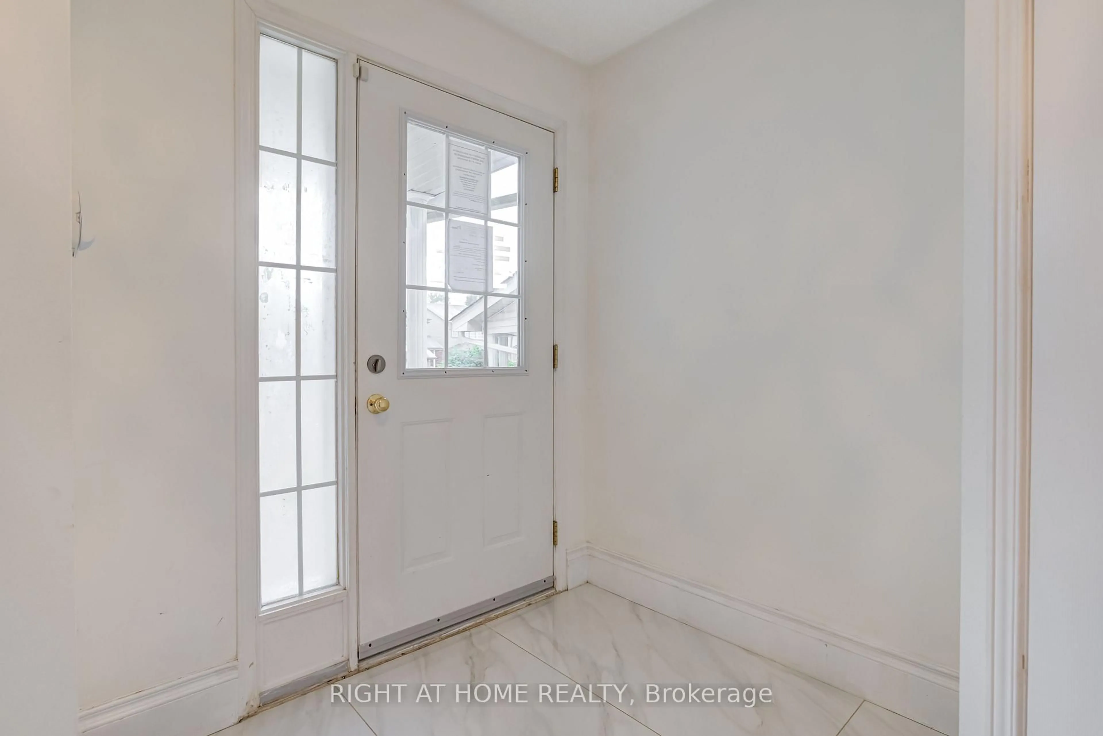 Indoor entryway for 131 Peach Blossom Cres, Kitchener Ontario N2E 3Z7