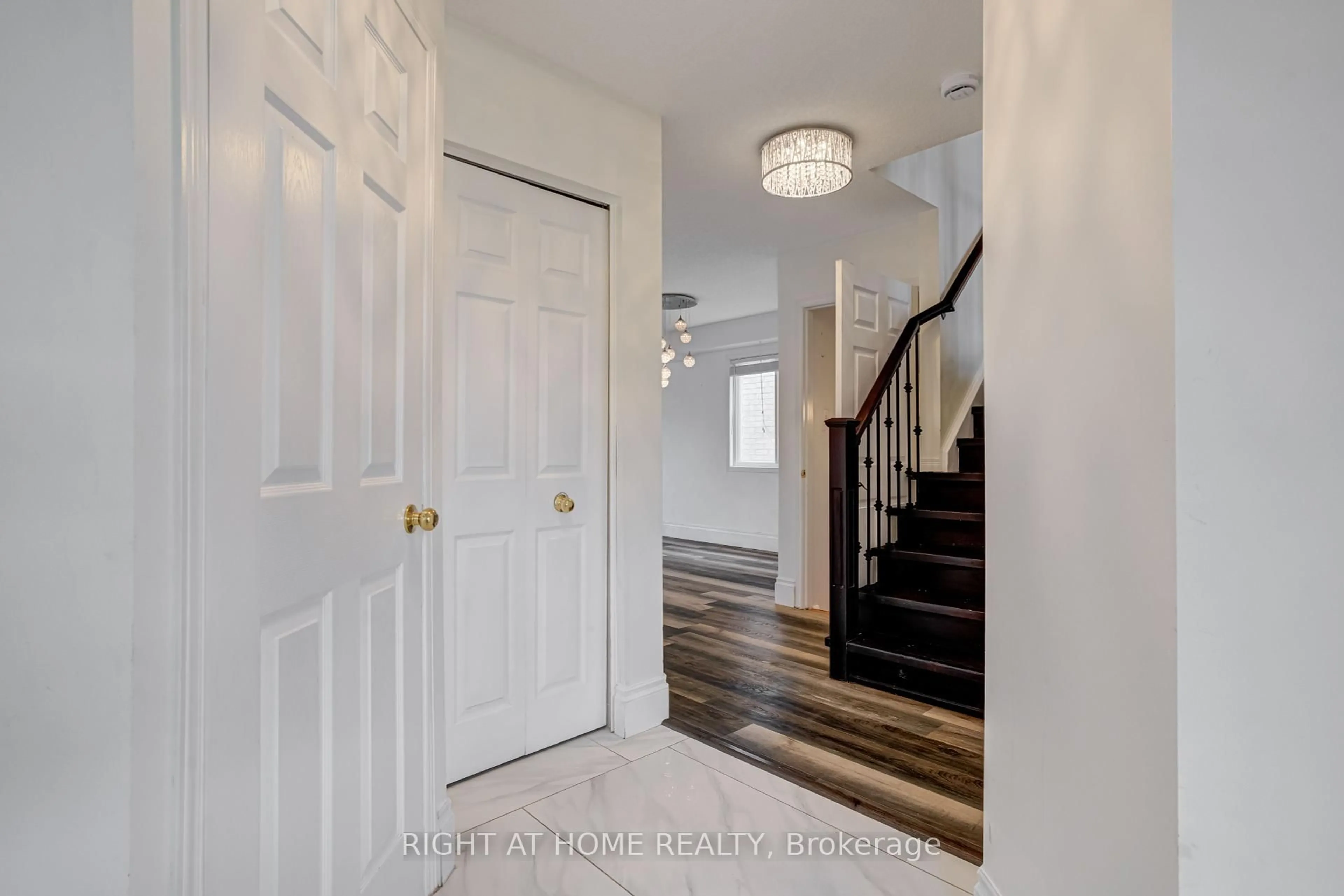 Indoor entryway for 131 Peach Blossom Cres, Kitchener Ontario N2E 3Z7