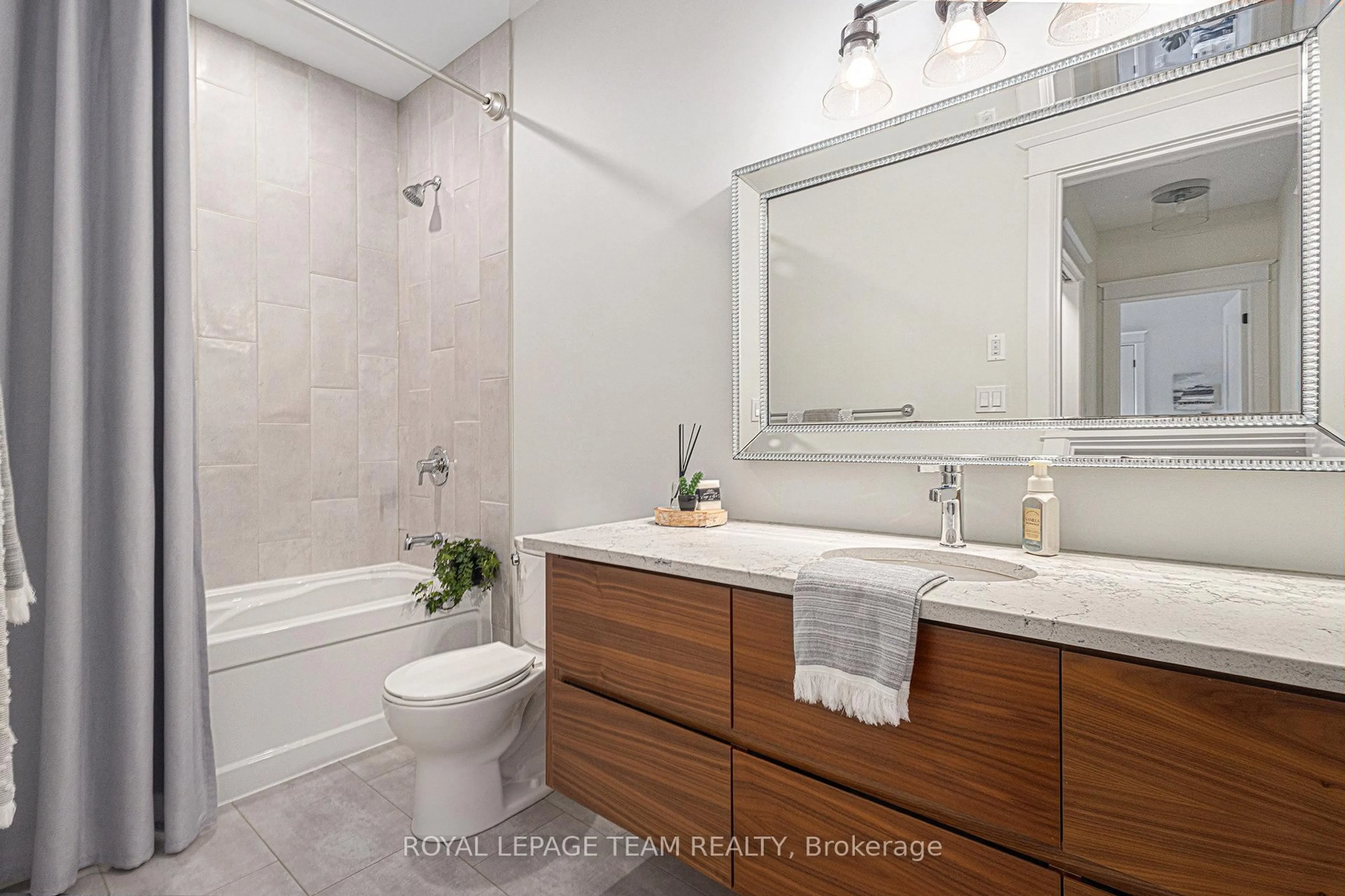 Standard bathroom, ceramic/tile floor for 101 BROOKBERRY Cres, North Grenville Ontario K0G 1J0