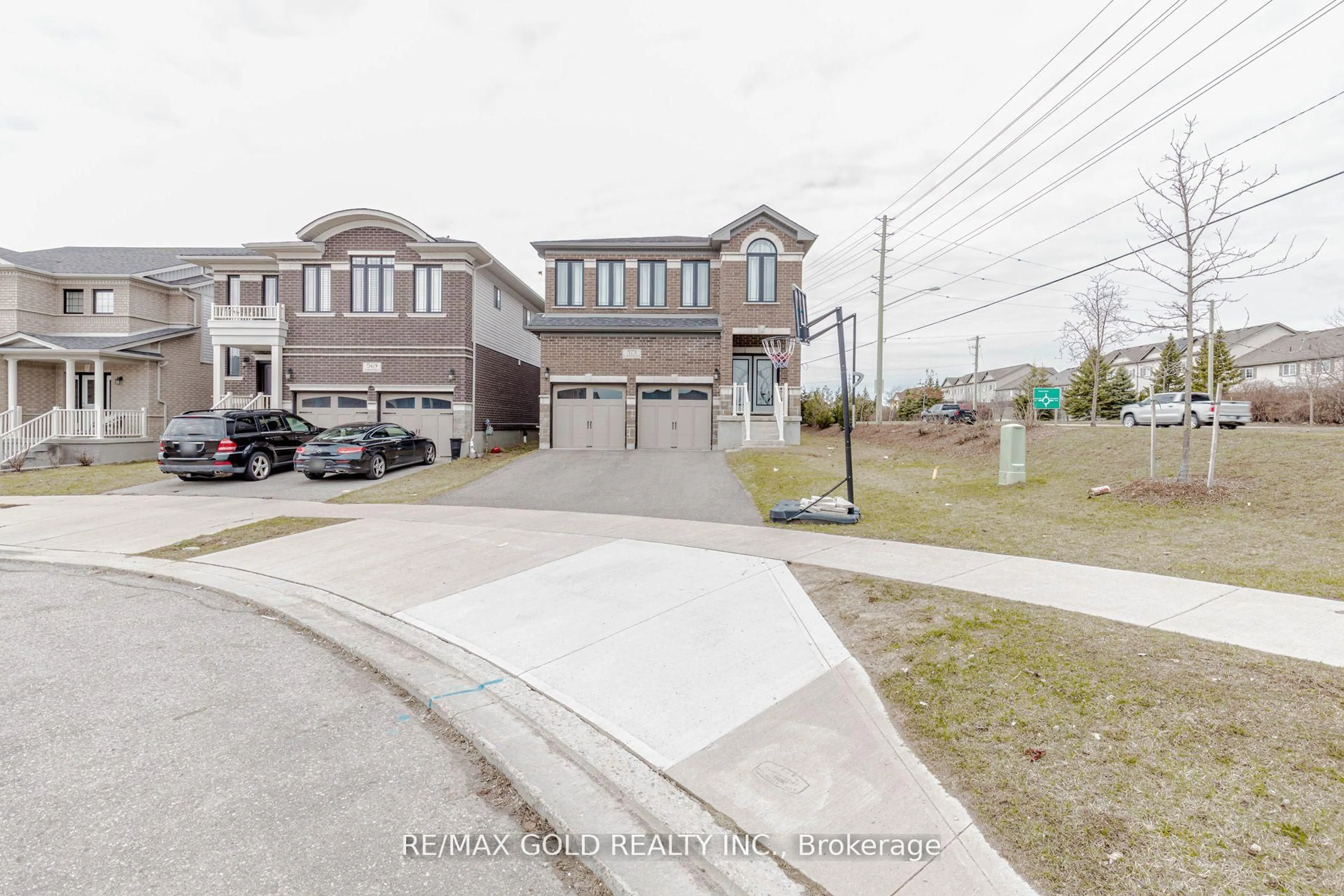 A pic from outside/outdoor area/front of a property/back of a property/a pic from drone, street for 573 Florencedale Cres, Kitchener Ontario N2R 0N3