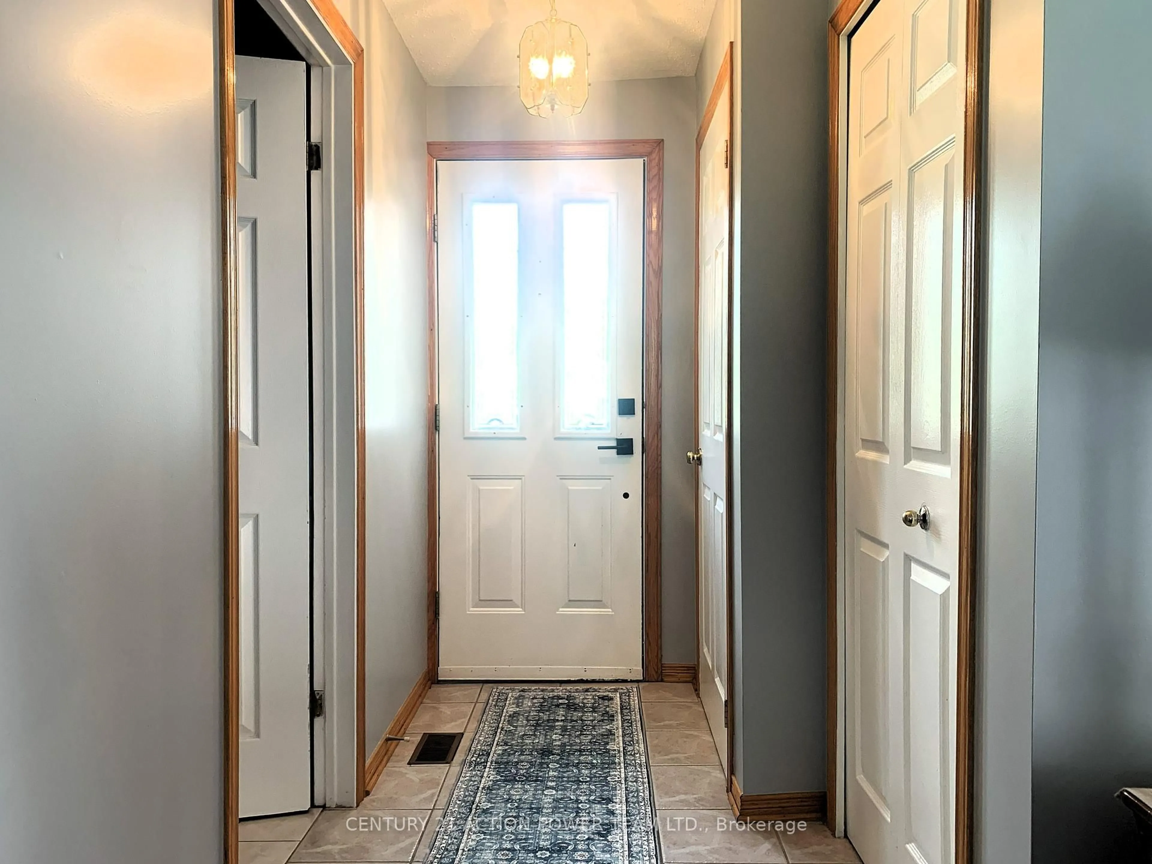 Indoor entryway for 5295 THUNDER Rd, Carlsbad Springs Ontario K0A 1K0