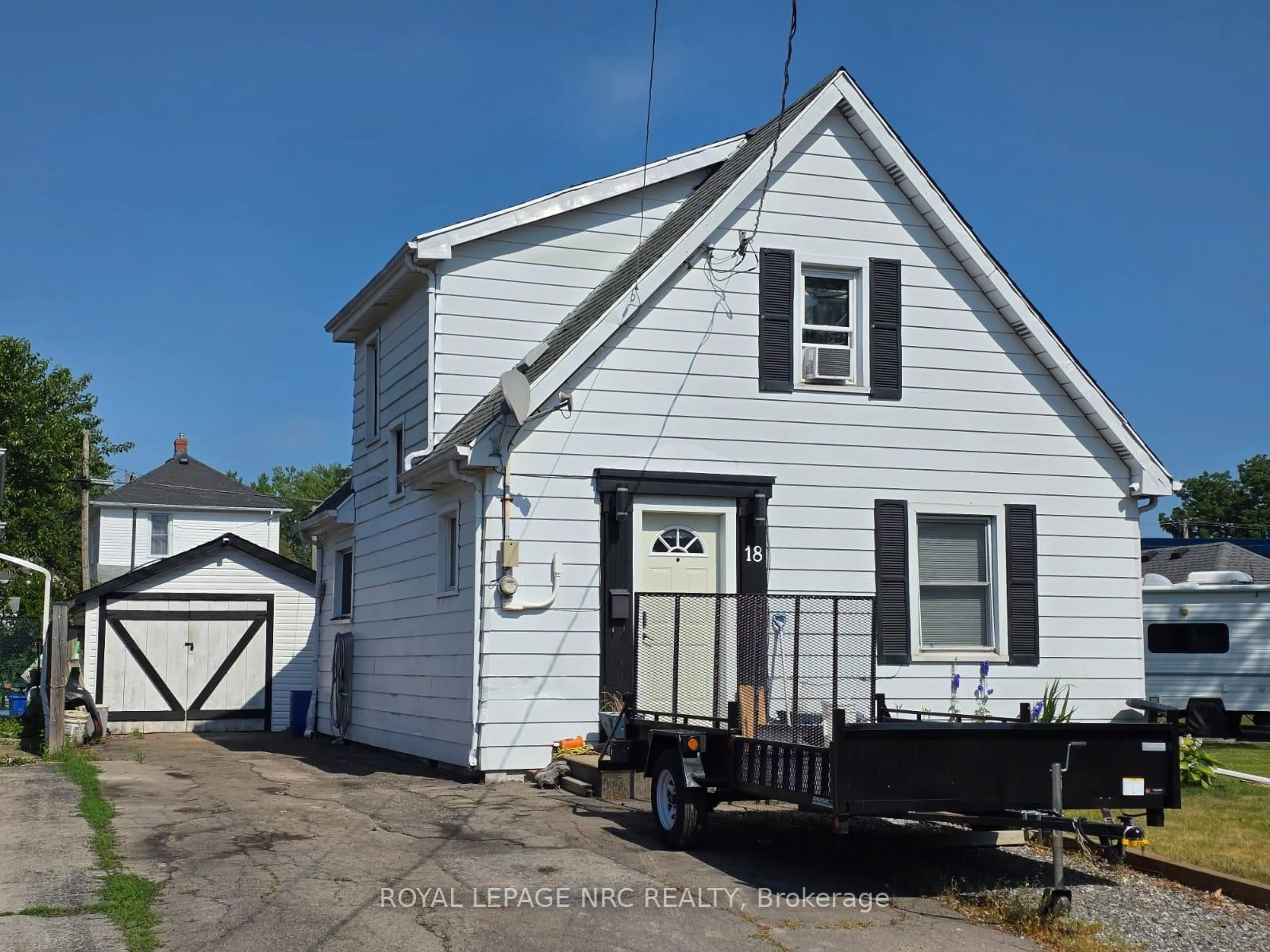 Home with vinyl exterior material, street for 18 Patricia Ave, Welland Ontario L3C 1E8