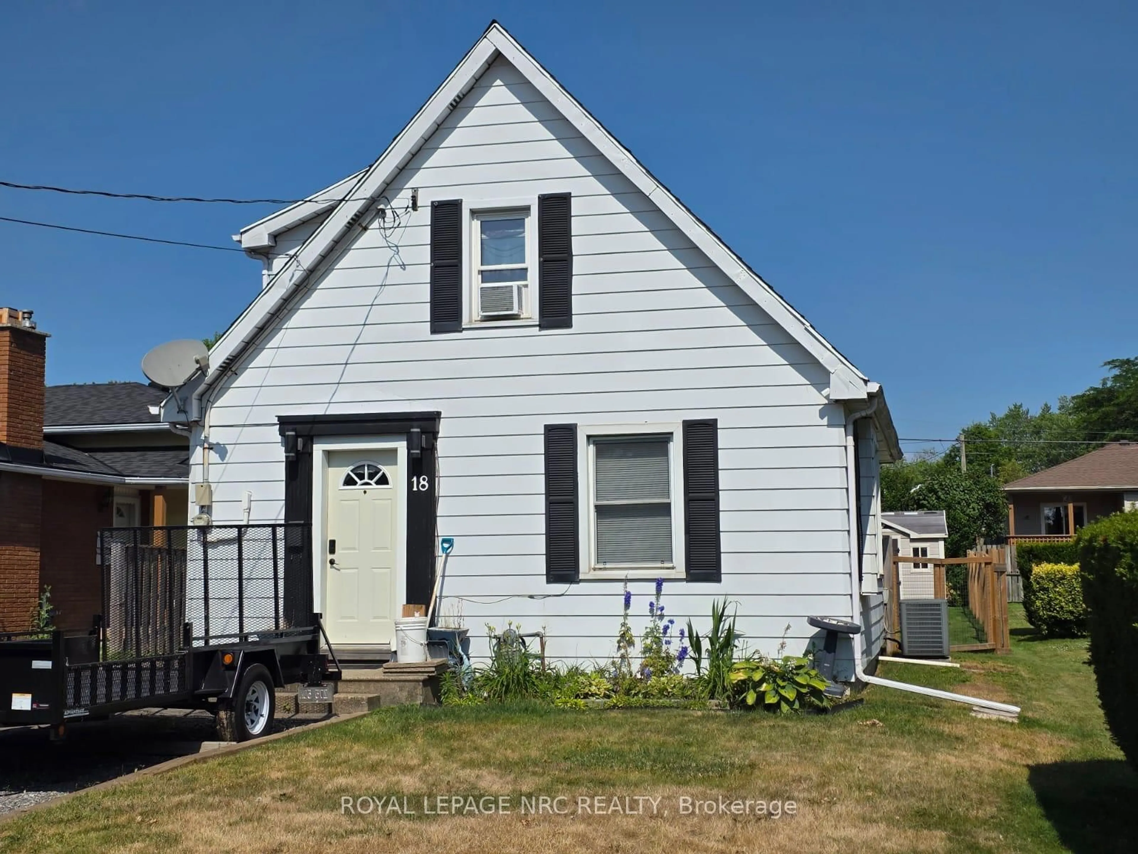 Home with vinyl exterior material, street for 18 Patricia Ave, Welland Ontario L3C 1E8