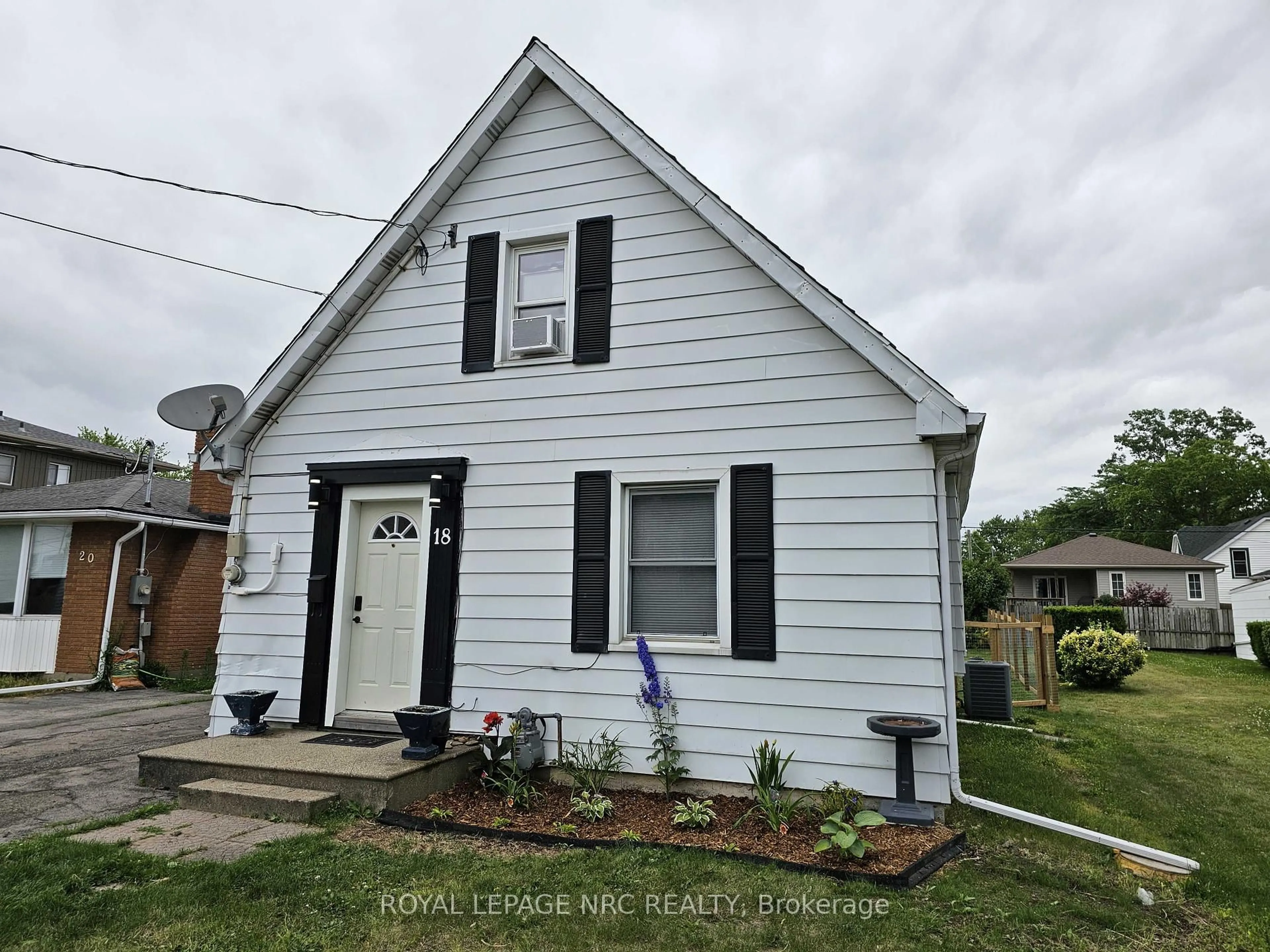 Home with vinyl exterior material, street for 18 Patricia Ave, Welland Ontario L3C 1E8