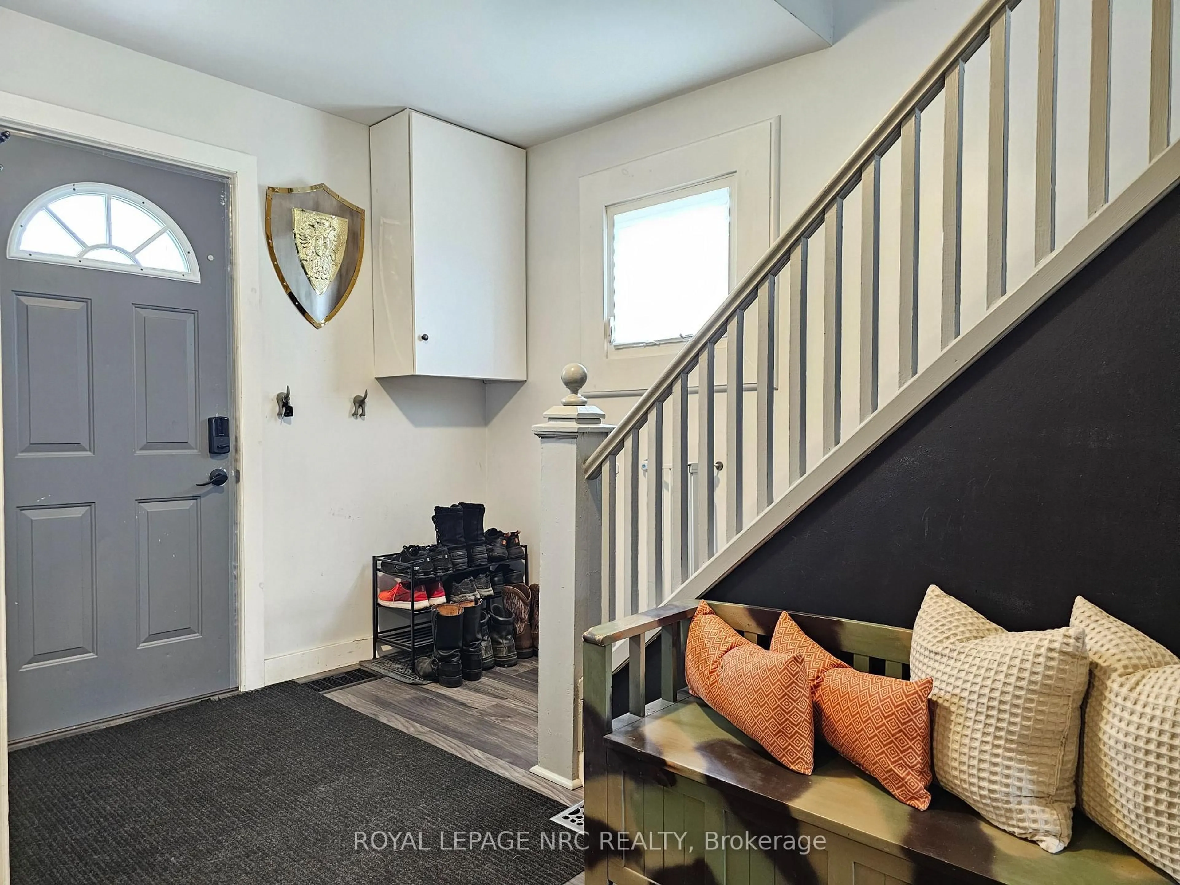 Indoor entryway for 18 Patricia Ave, Welland Ontario L3C 1E8