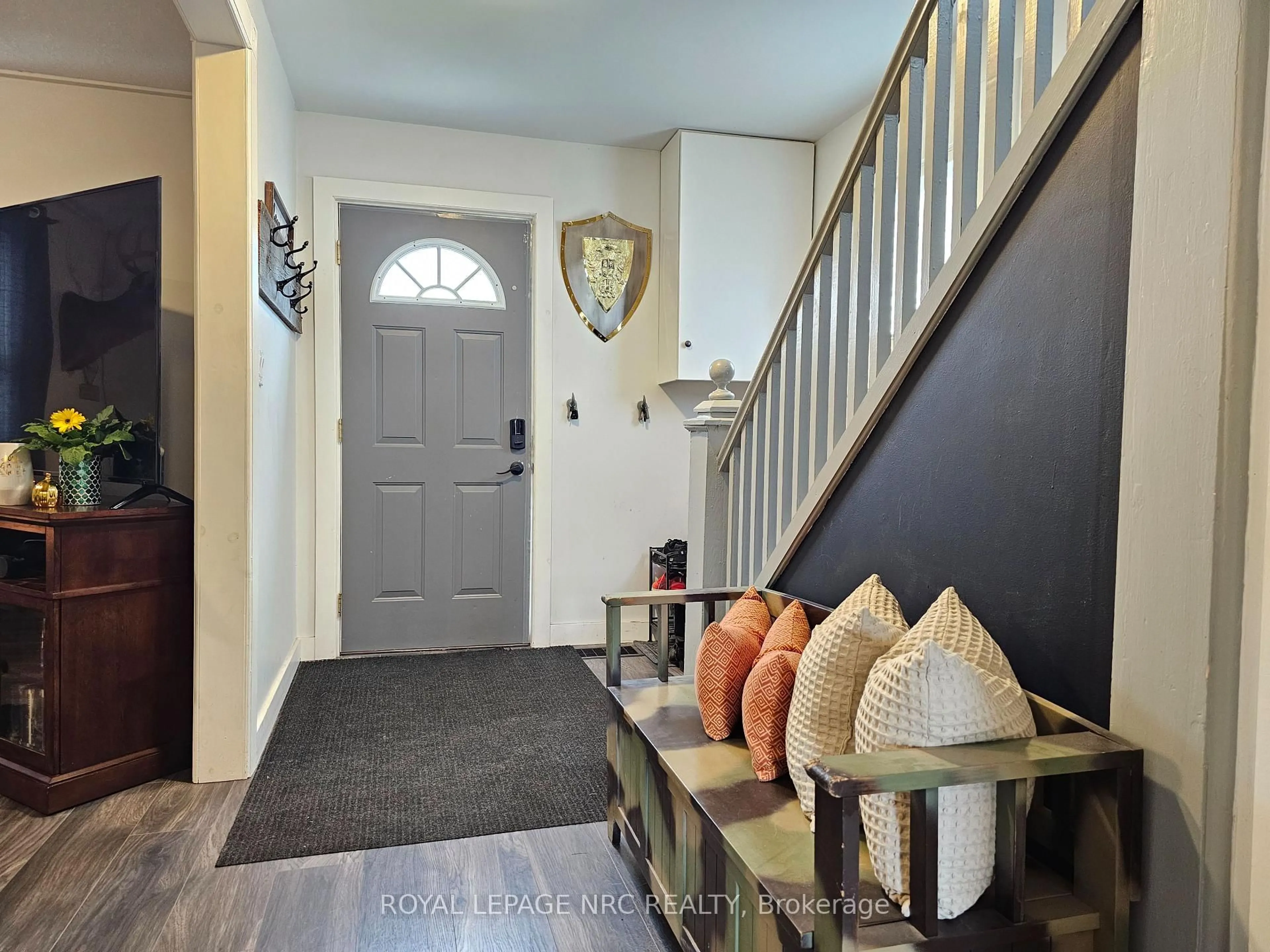 Indoor entryway for 18 Patricia Ave, Welland Ontario L3C 1E8