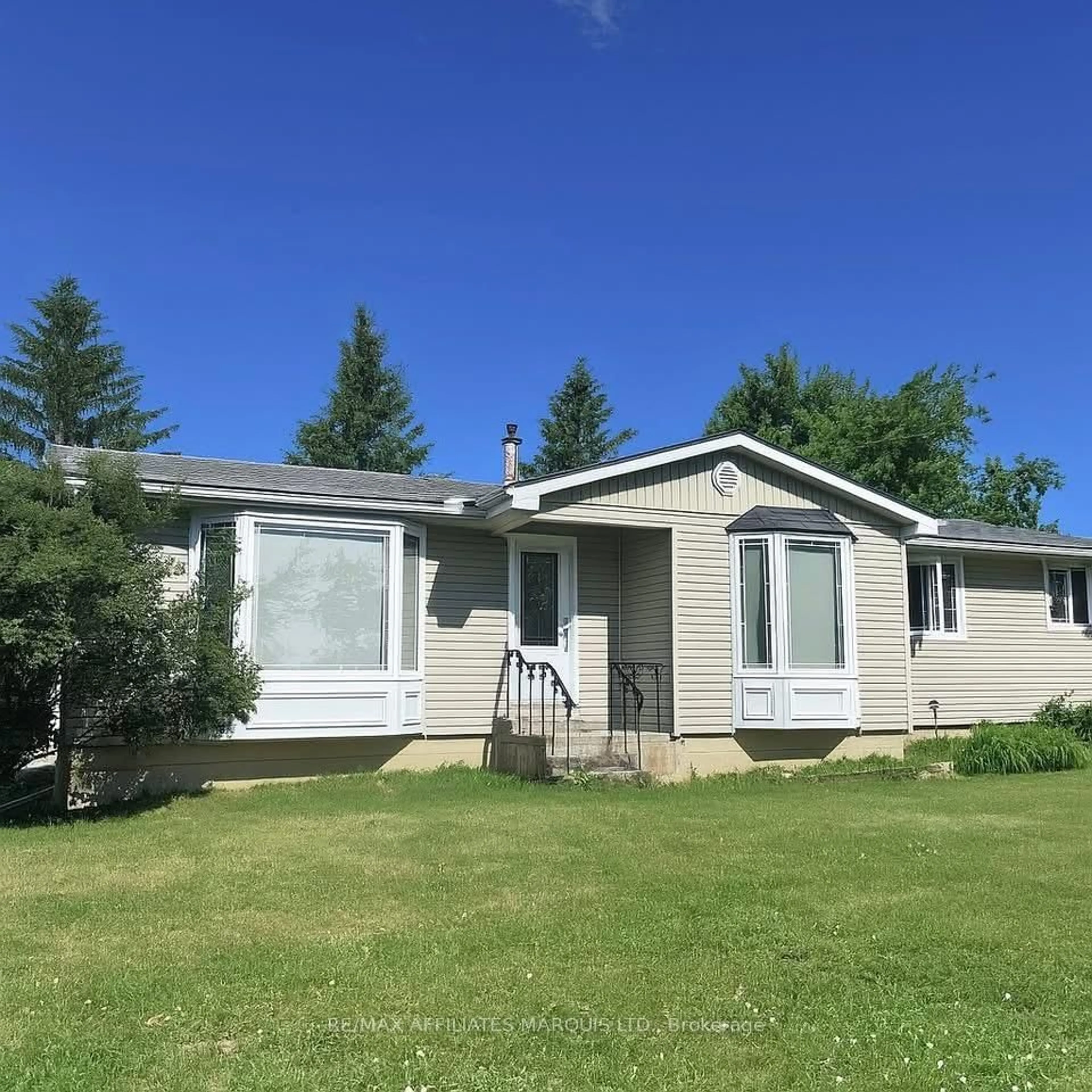 Home with vinyl exterior material, unknown for 20283 Fallow Field Rd, South Glengarry Ontario K0C 2J0