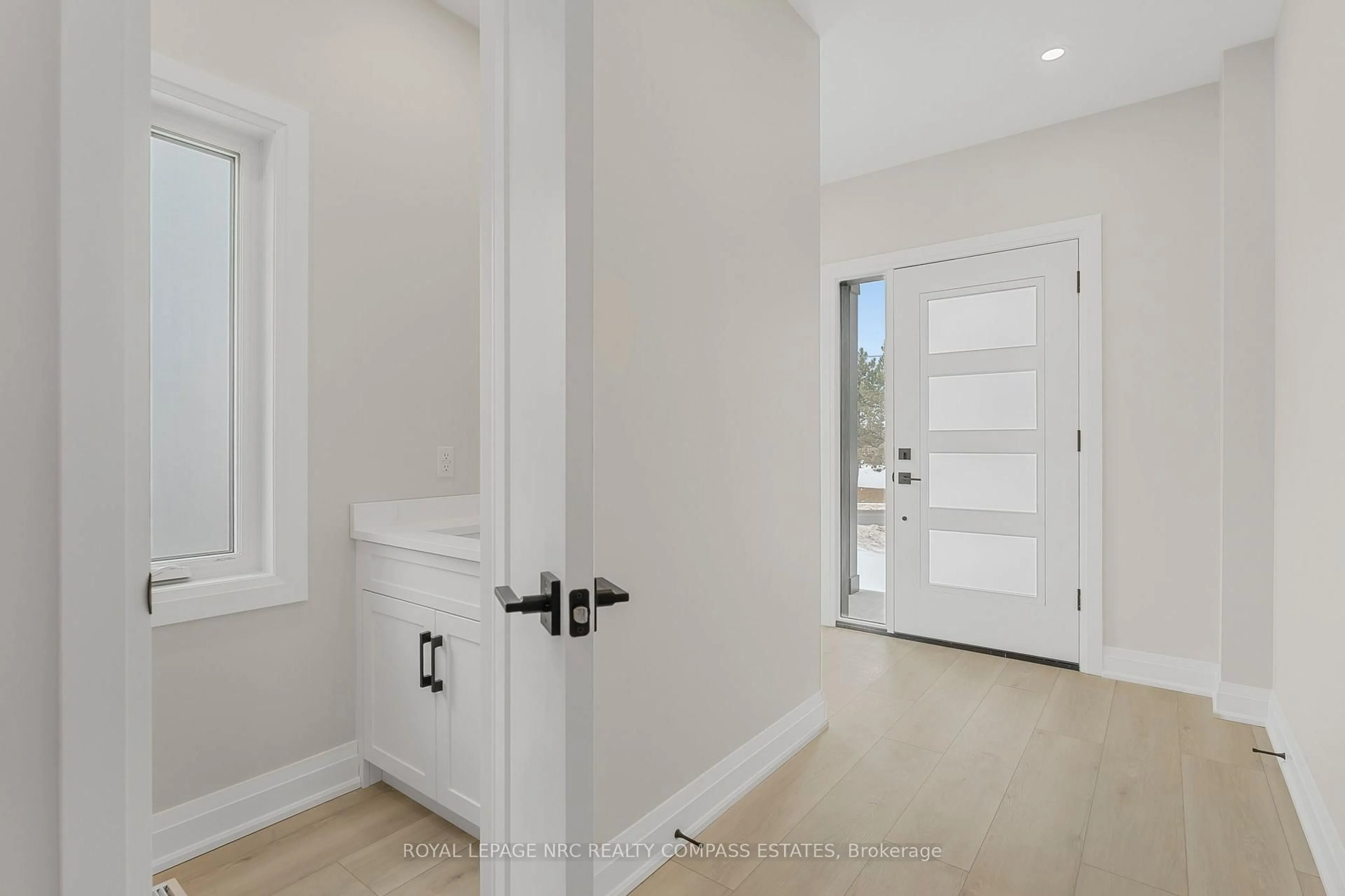 Indoor entryway for 25 Downs Dr, Welland Ontario L3B 3P4