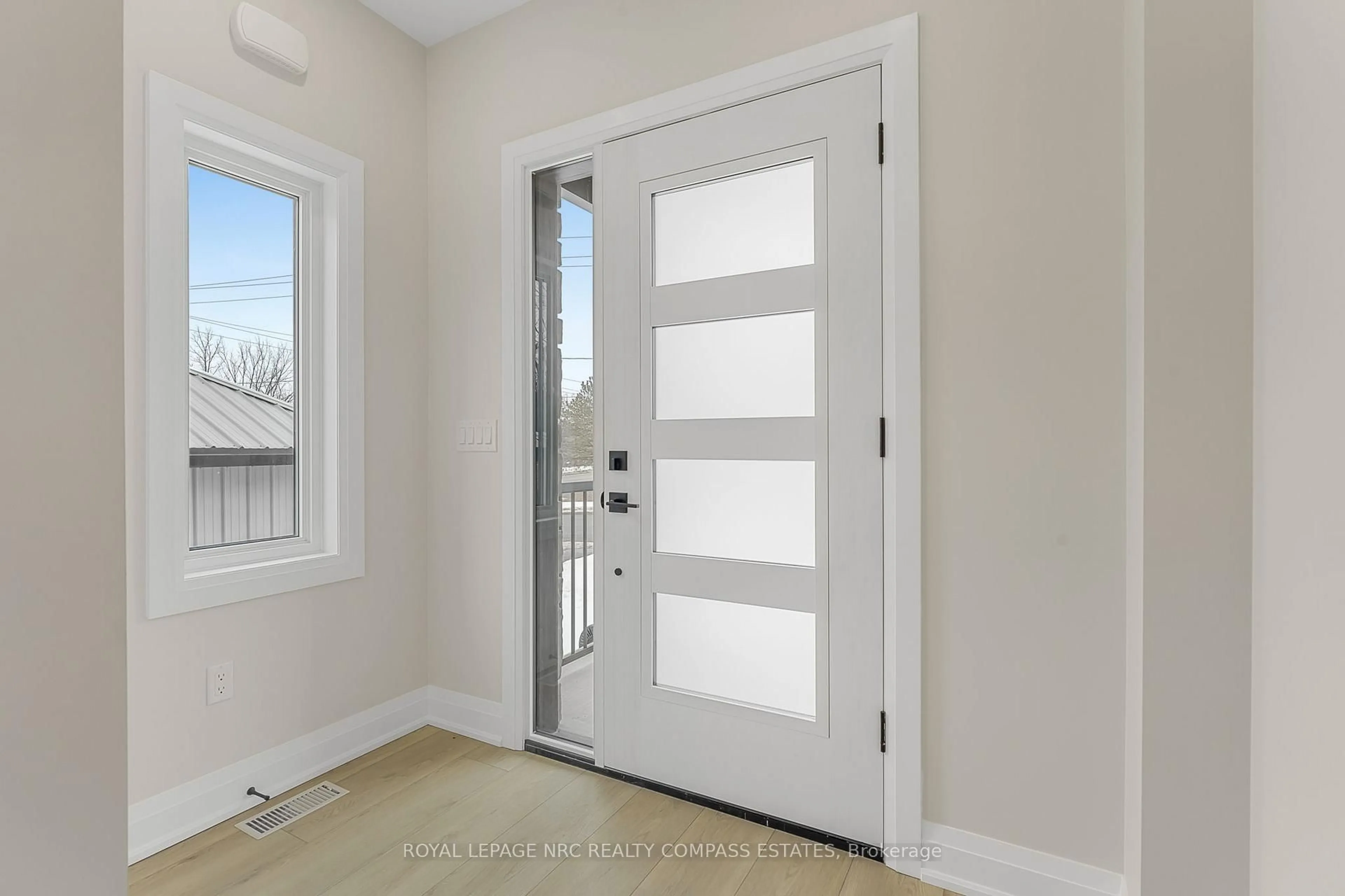 Indoor entryway for 25 Downs Dr, Welland Ontario L3B 3P4