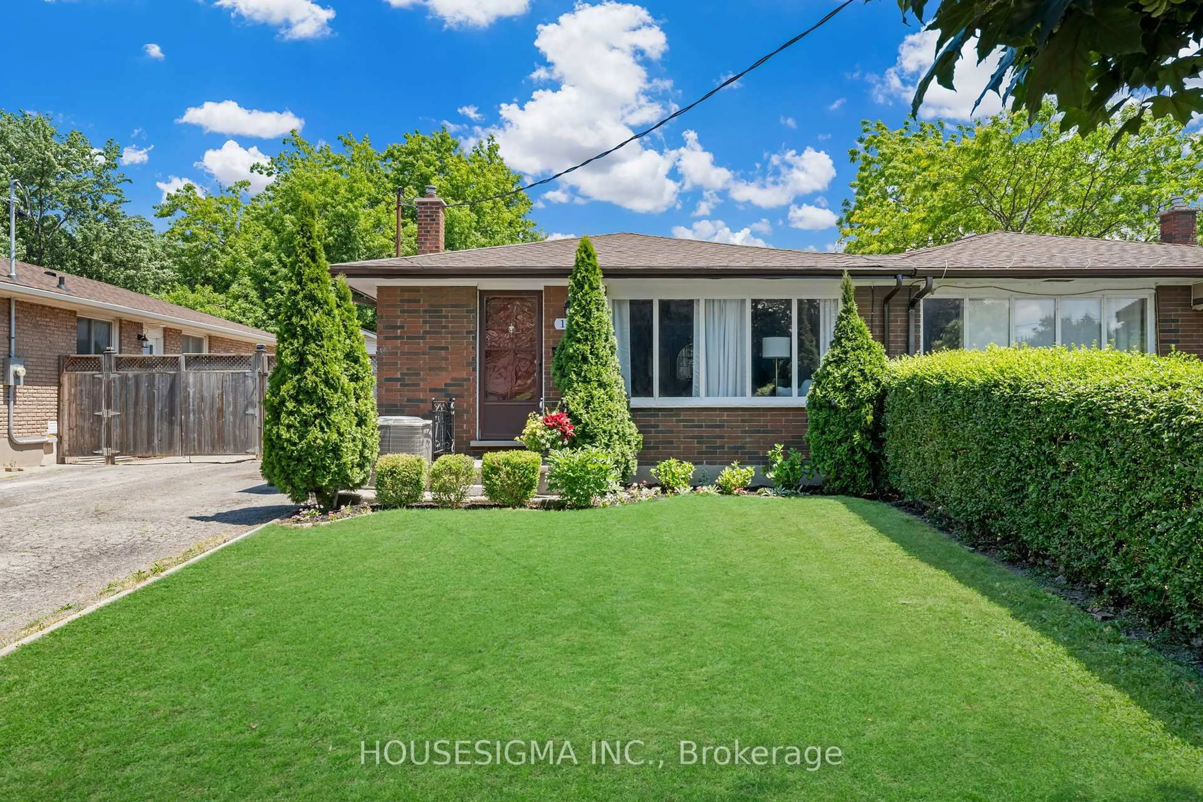 A pic from outside/outdoor area/front of a property/back of a property/a pic from drone, street for 118 Dorchester Blvd, St. Catharines Ontario L2M 6B9