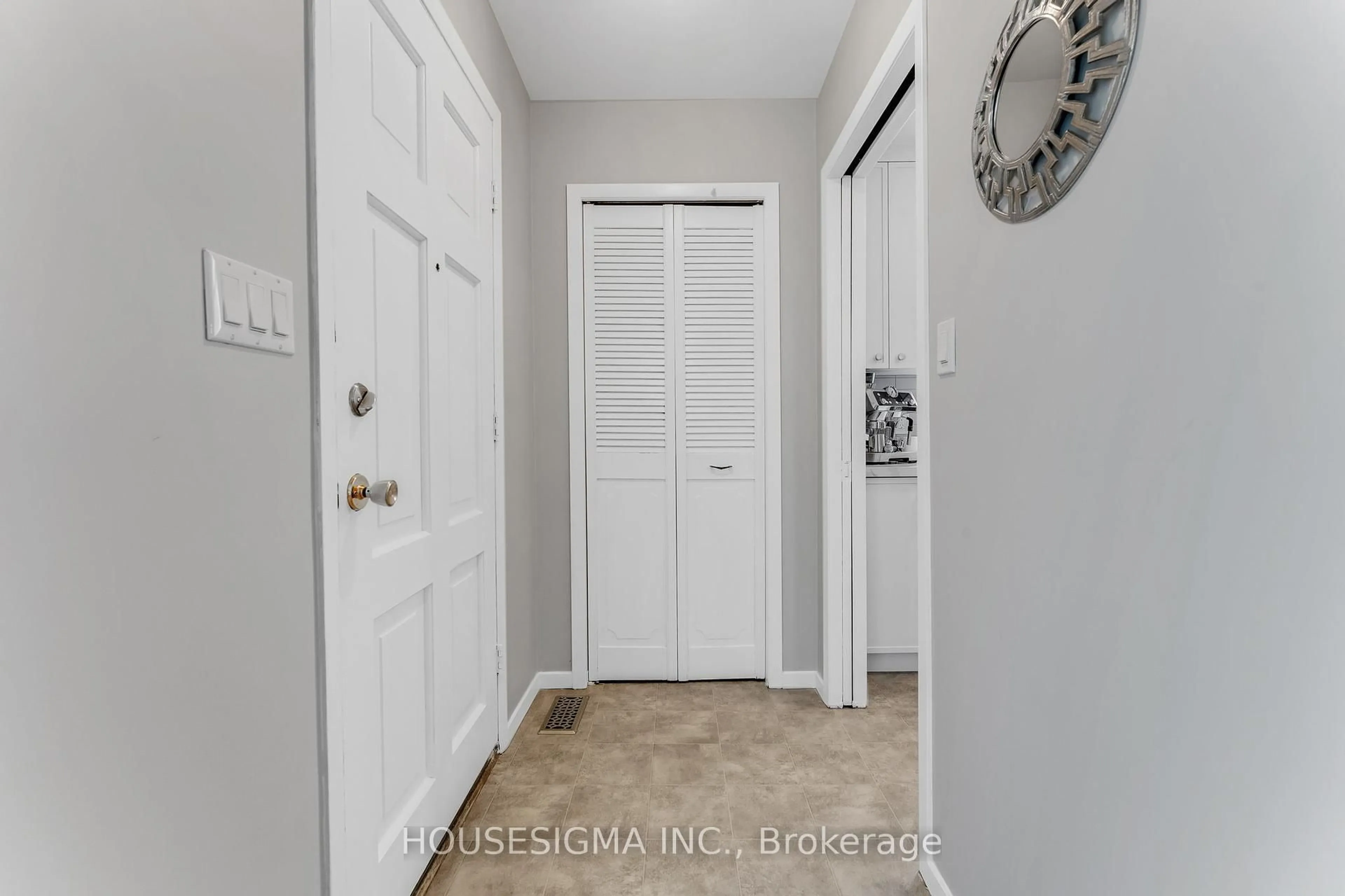 Indoor entryway for 118 Dorchester Blvd, St. Catharines Ontario L2M 6B9