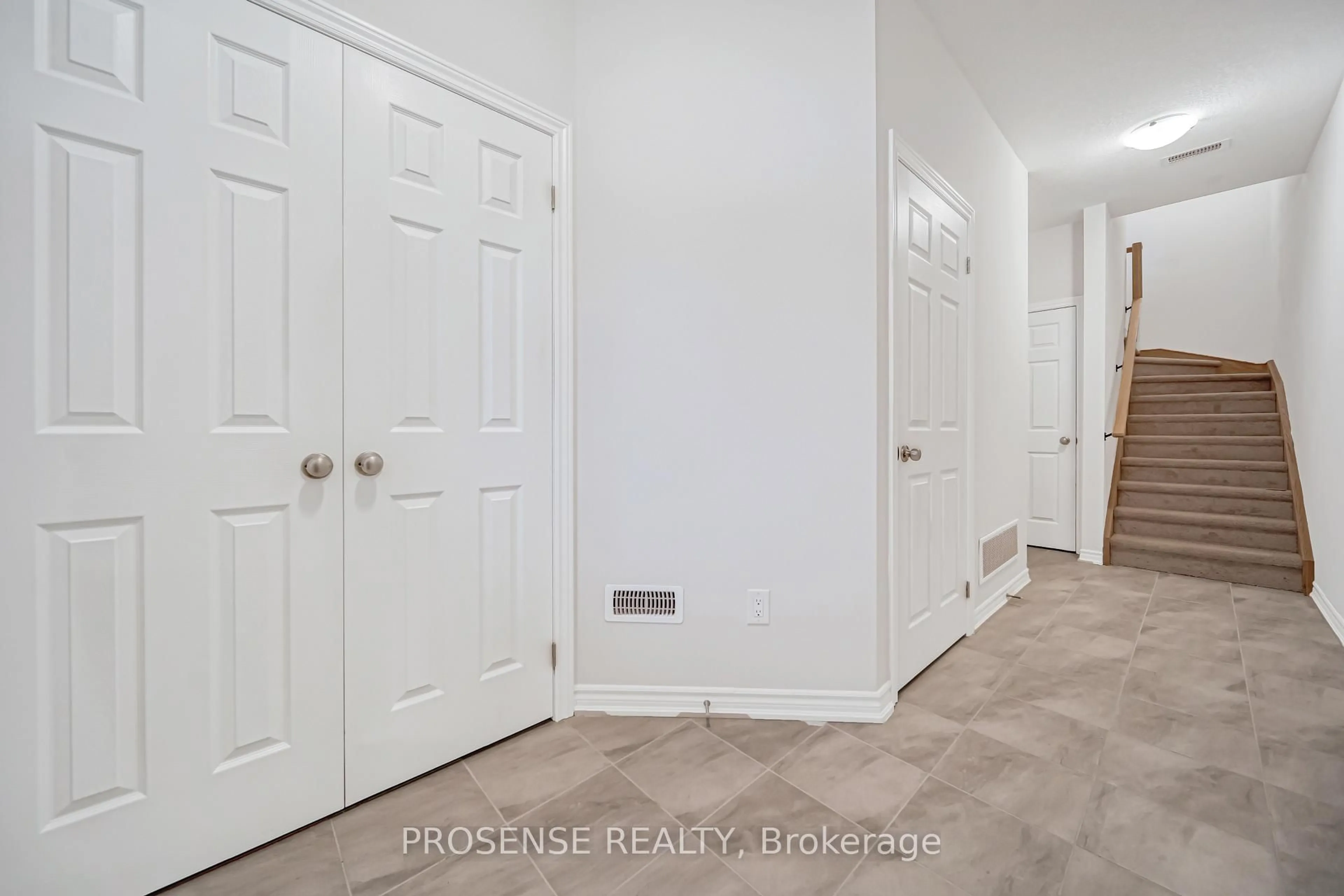 Indoor entryway for 677 Park Rd #124, Brantford Ontario N3R 0C2