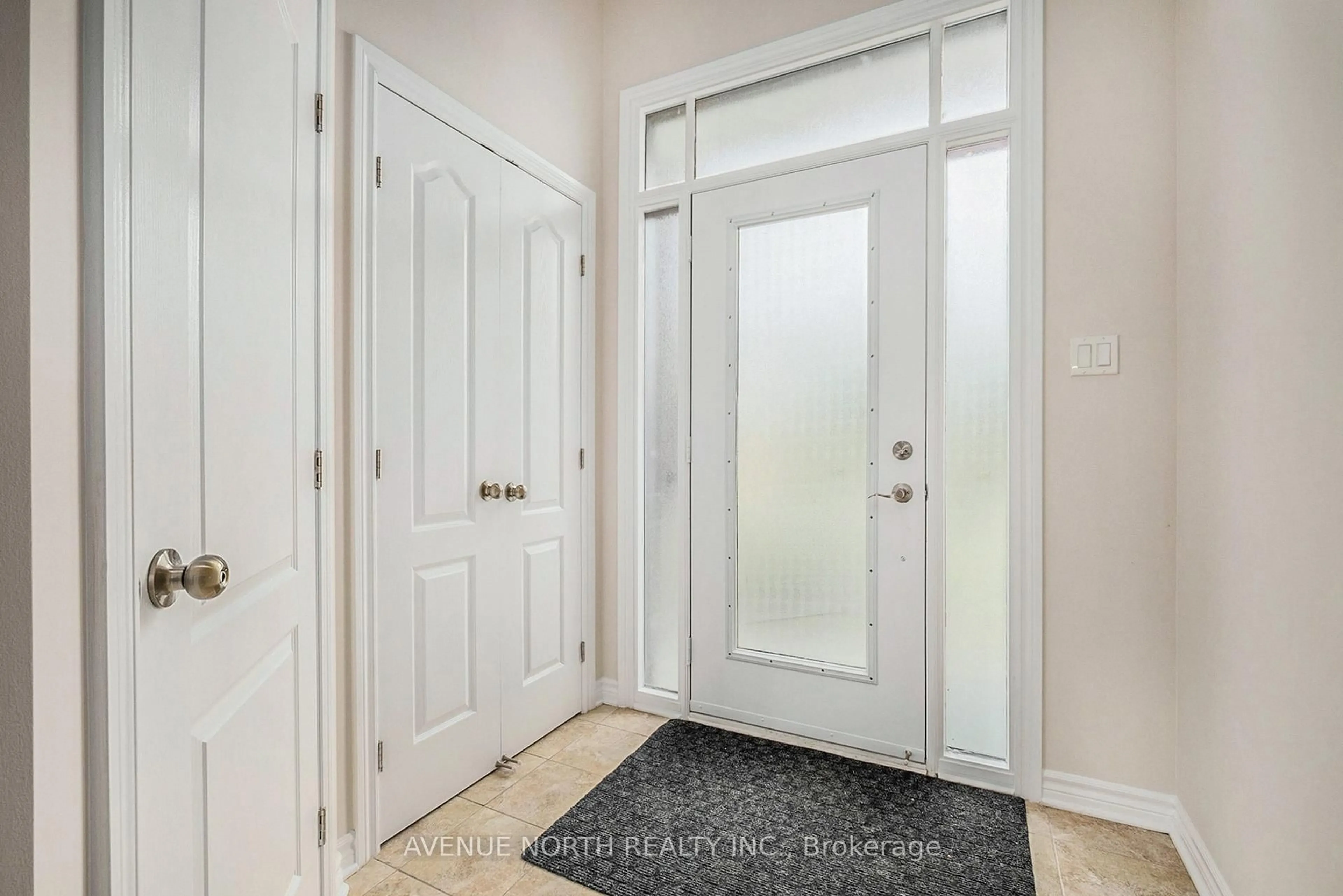 Indoor entryway for 341 Cooks Mill Cres, Gloucester Ontario K1V 2M1