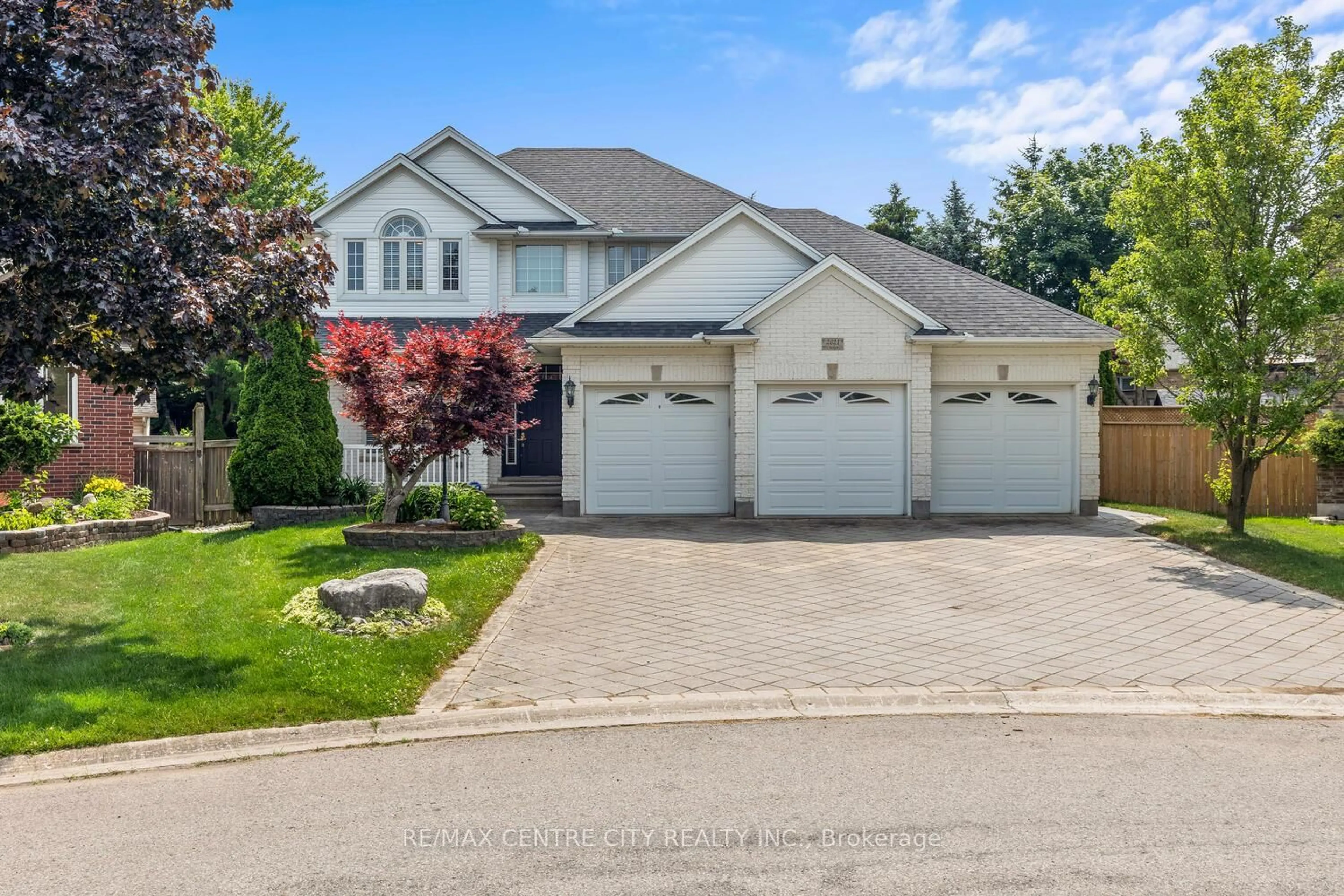 A pic from outside/outdoor area/front of a property/back of a property/a pic from drone, street for 2021 Mccracken Crt, London North Ontario N6G 5J2