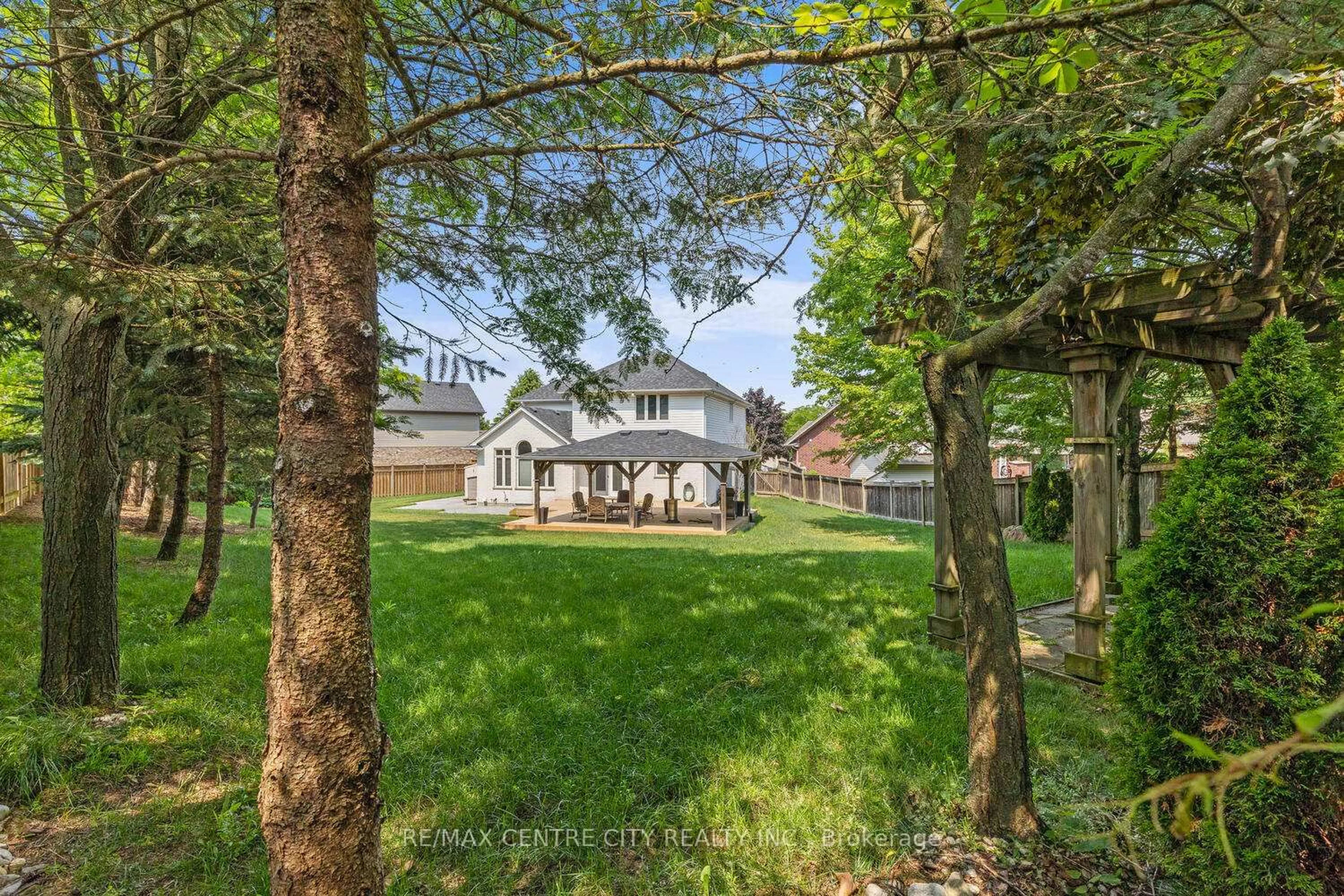 A pic from outside/outdoor area/front of a property/back of a property/a pic from drone, street for 2021 Mccracken Crt, London North Ontario N6G 5J2
