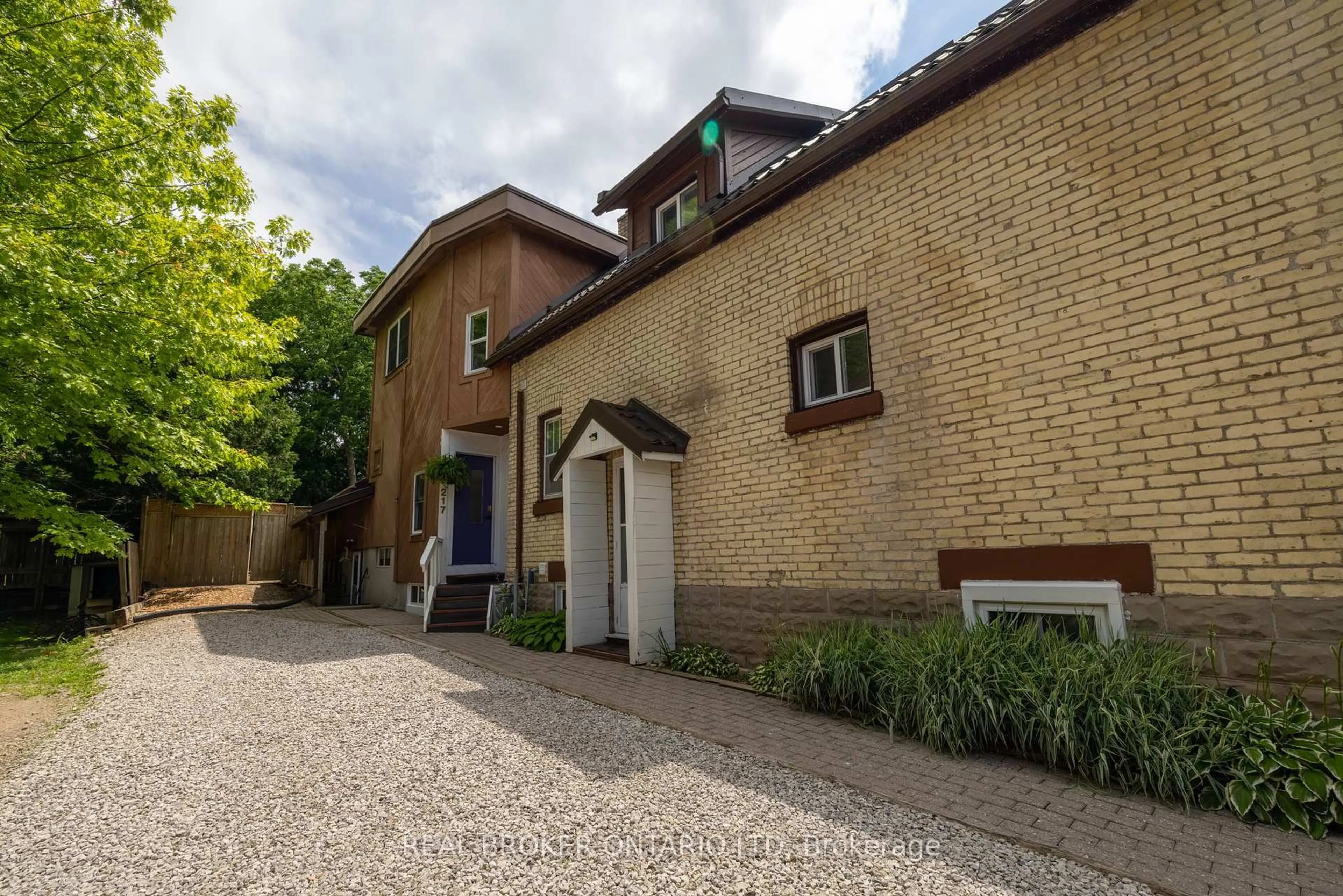 A pic from outside/outdoor area/front of a property/back of a property/a pic from drone, street for 217 Epworth Ave, London East Ontario N6A 2M2